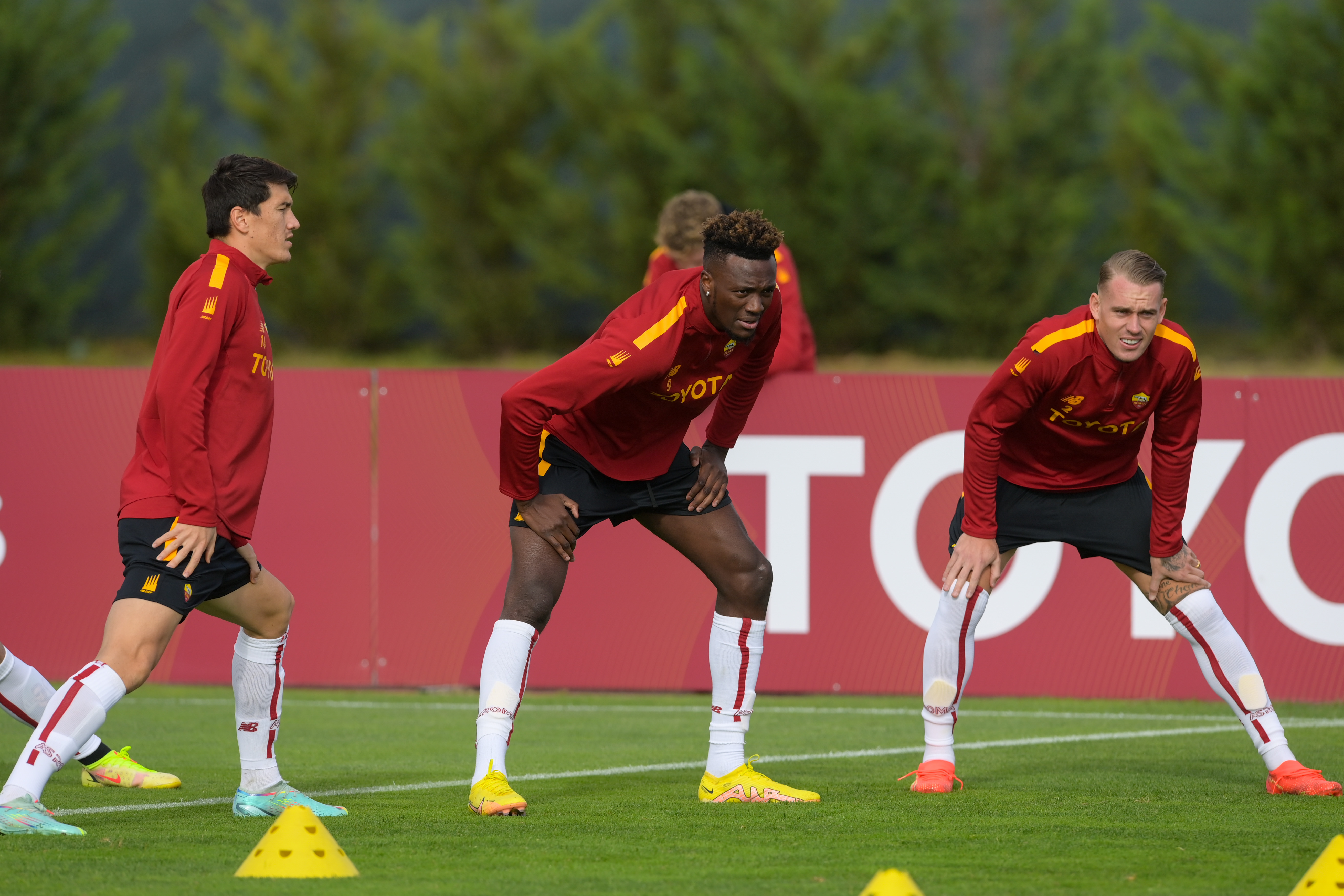 Shomurodov, Abraham e Karsdorp (As Roma via Getty Images)