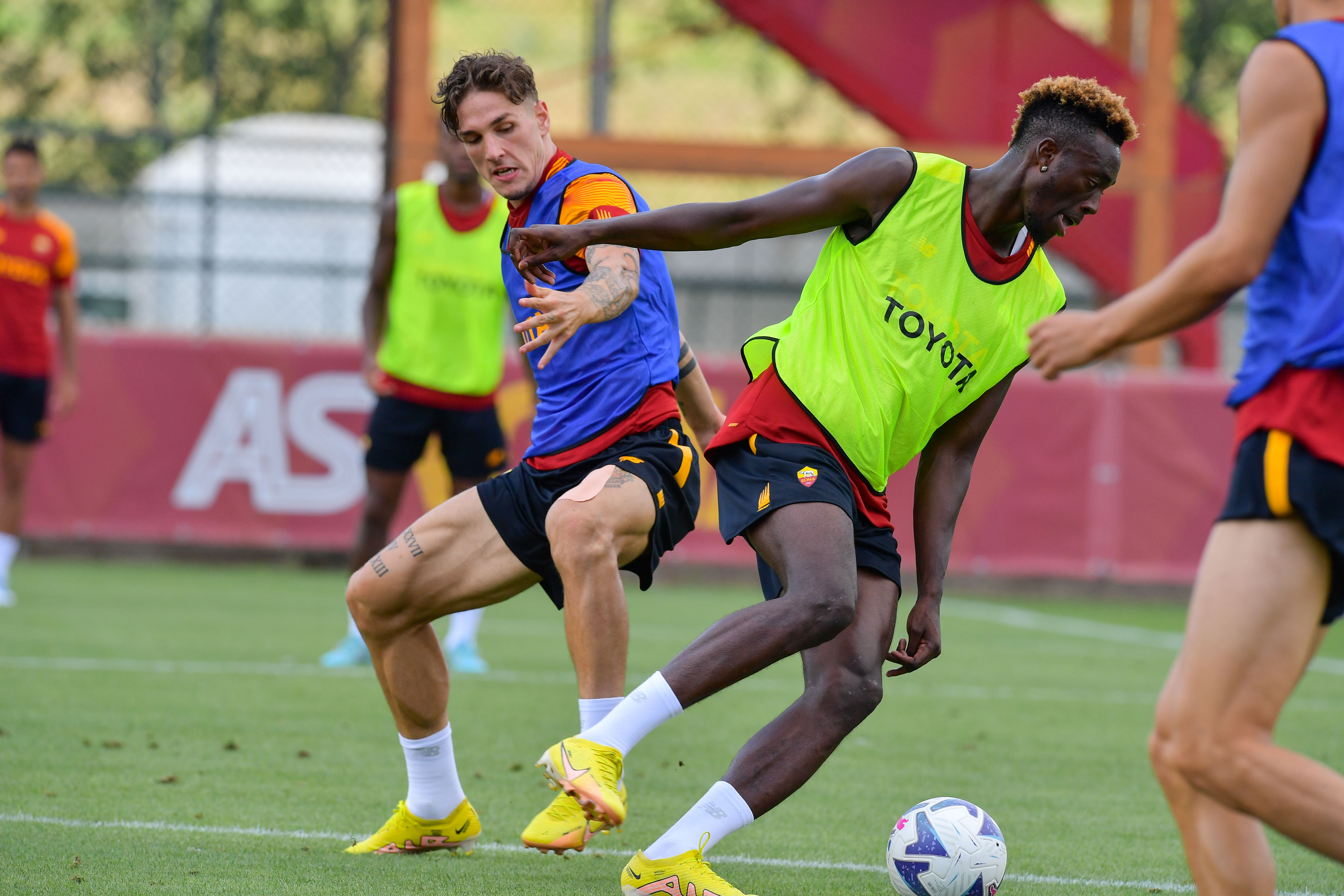 Zaniolo e Abraham durante la partitella