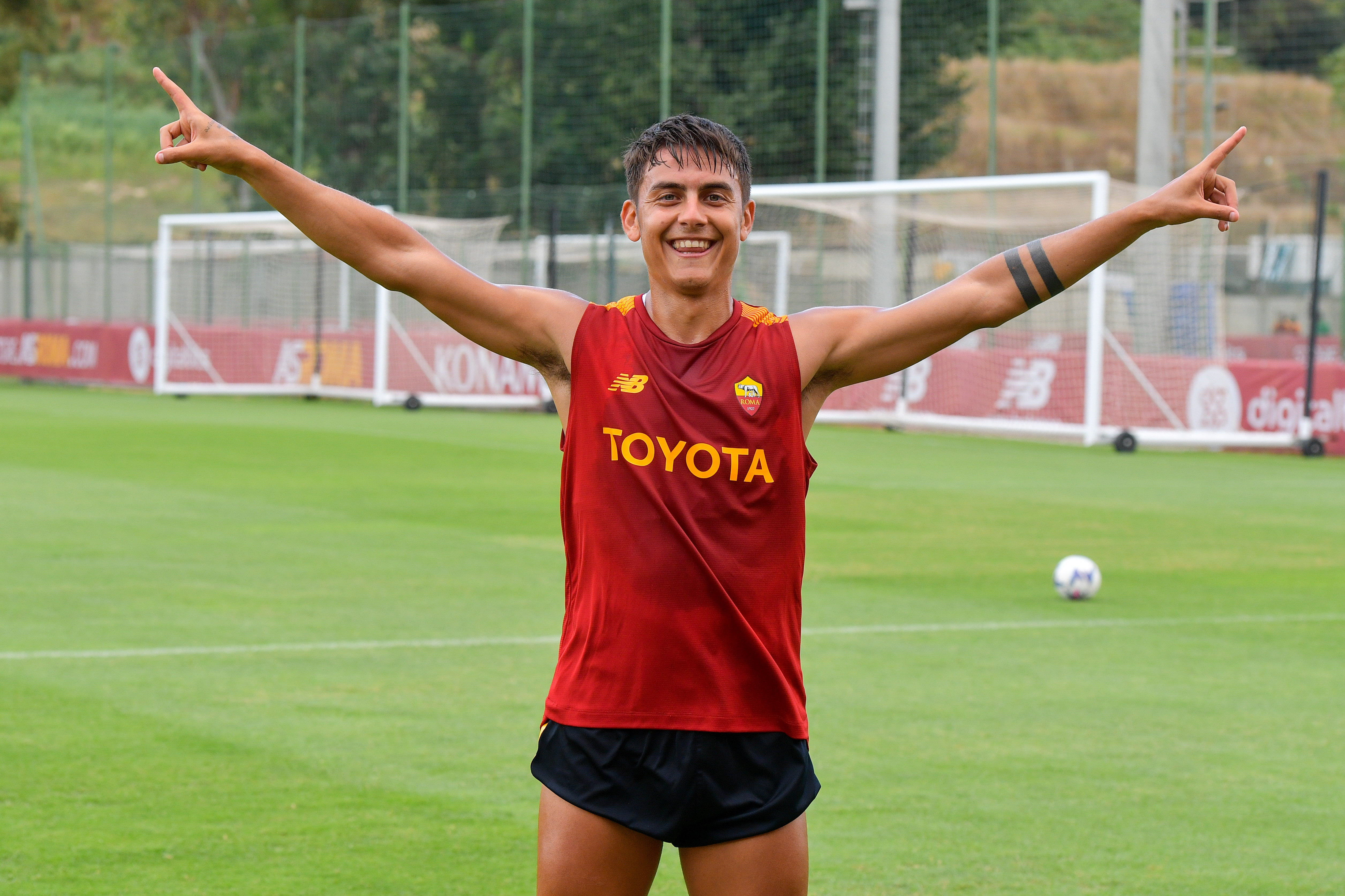 Paulo Dybala esulta in allenamento