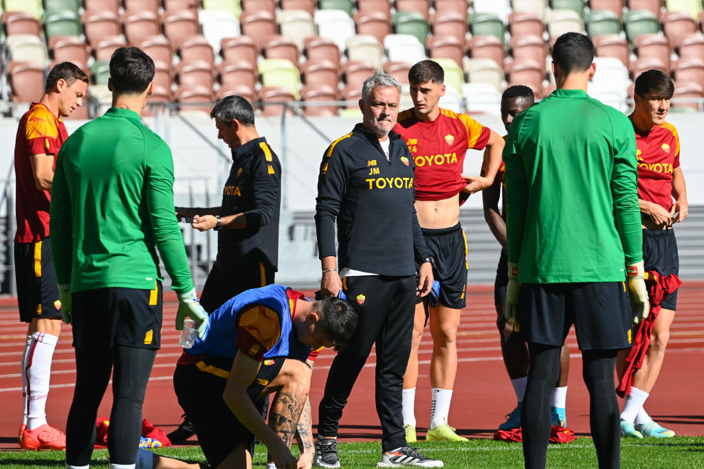 Mourinho e i suoi (As Roma via Getty Images)