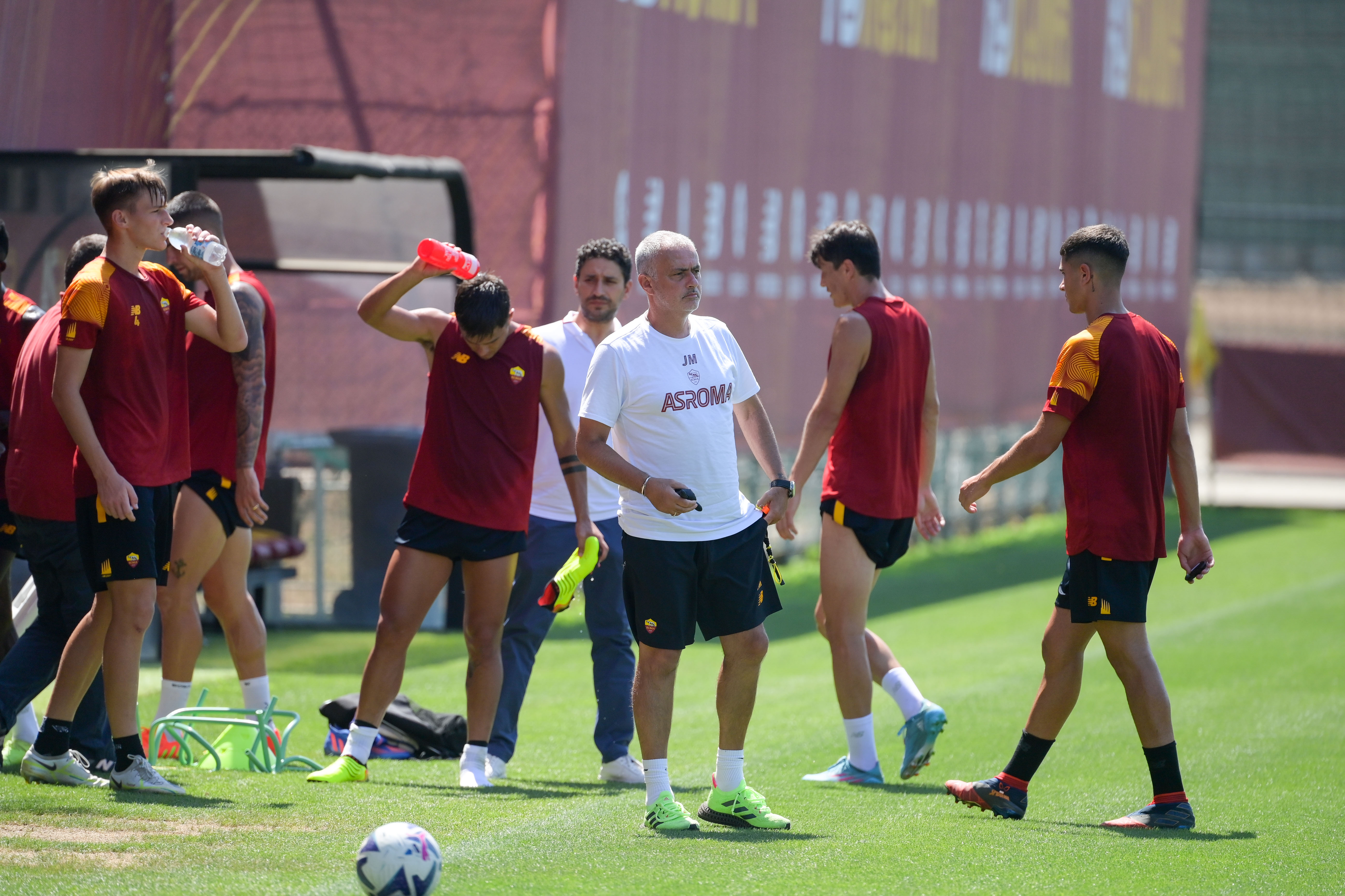 Mourinho e la squadra (As Roma via Getty Images)