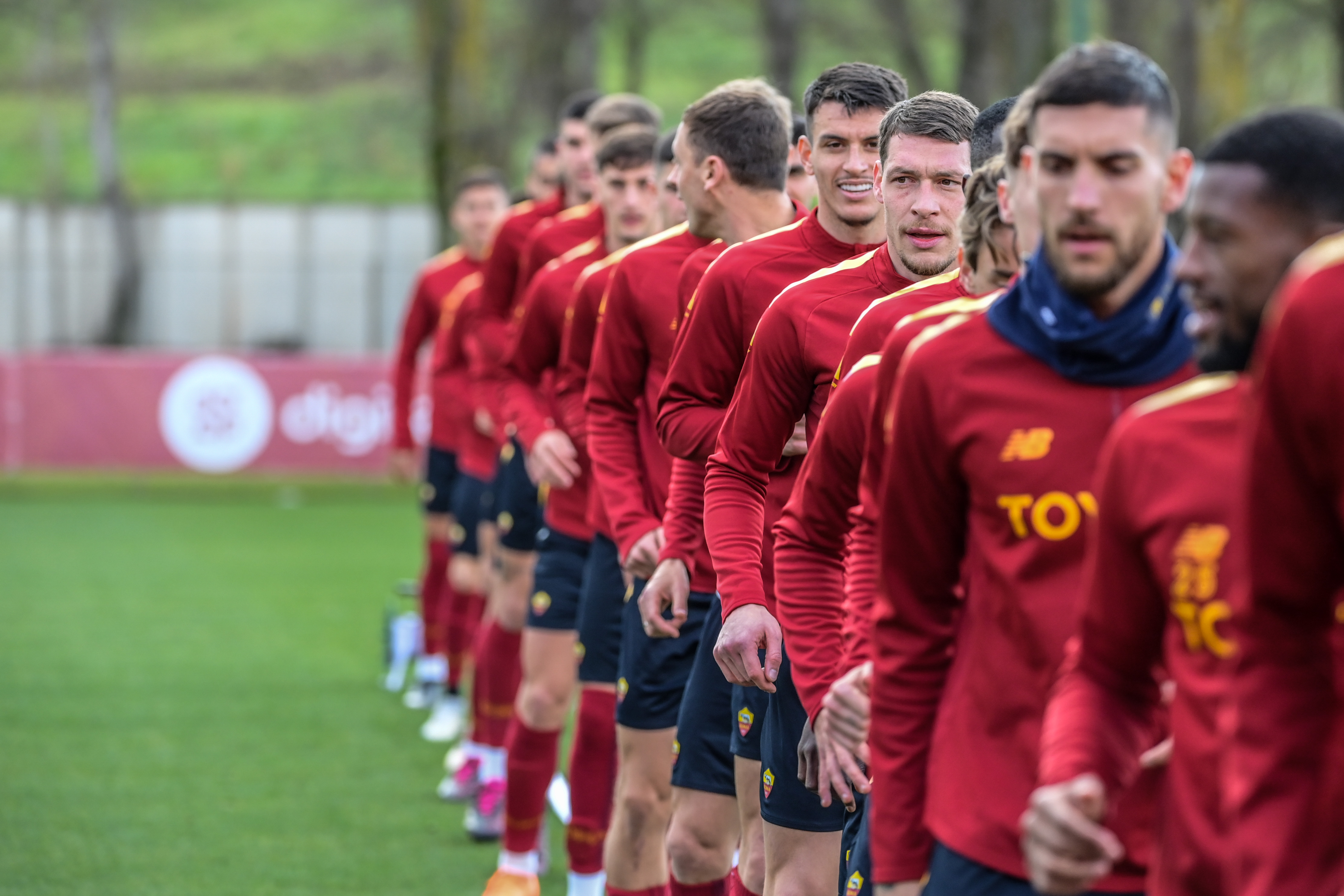 I giallorossi in fila durante l\'allenamento (As Roma via Getty Images)