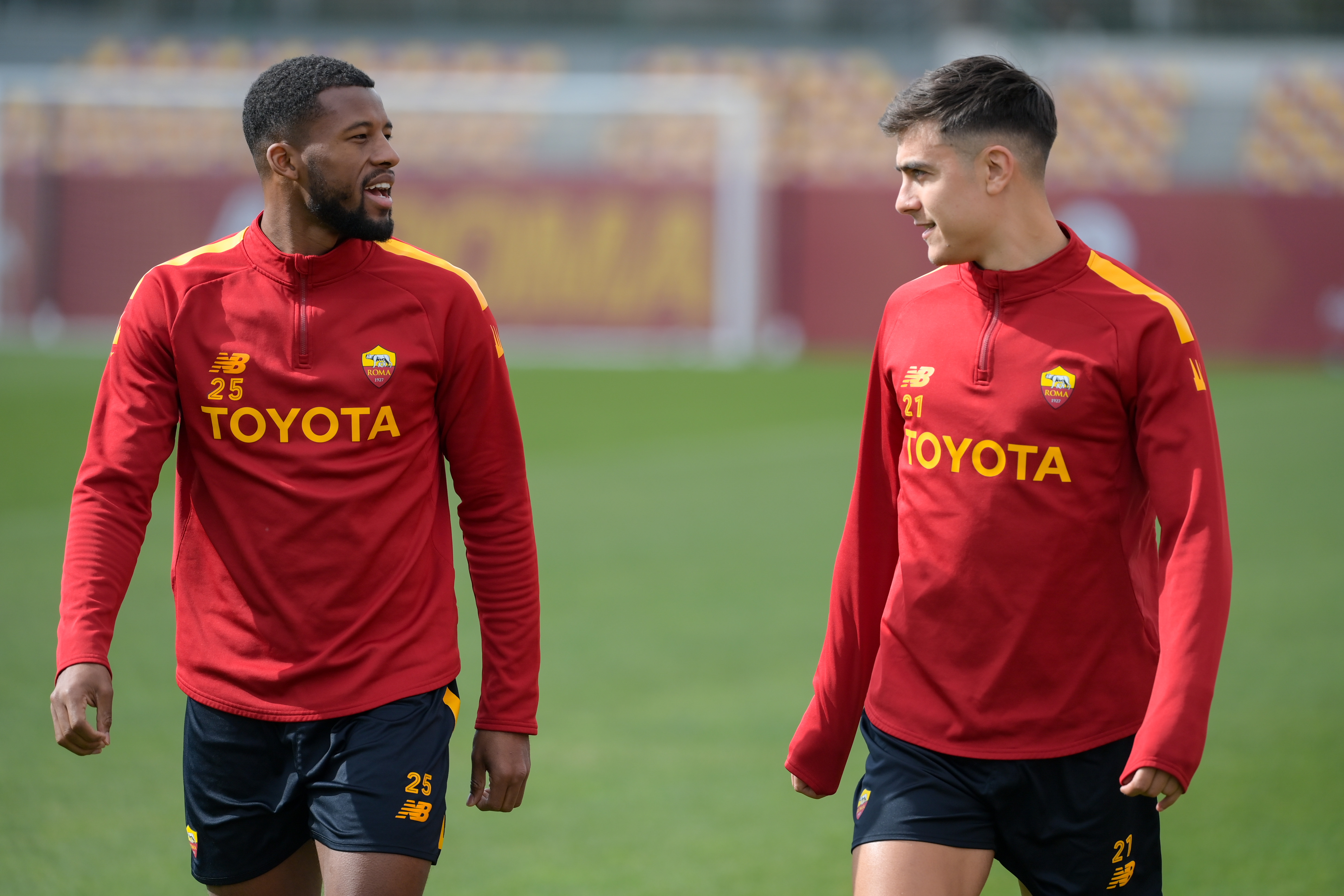 Wijnaldum e Dybala a colloquio (As Roma via Getty Images)