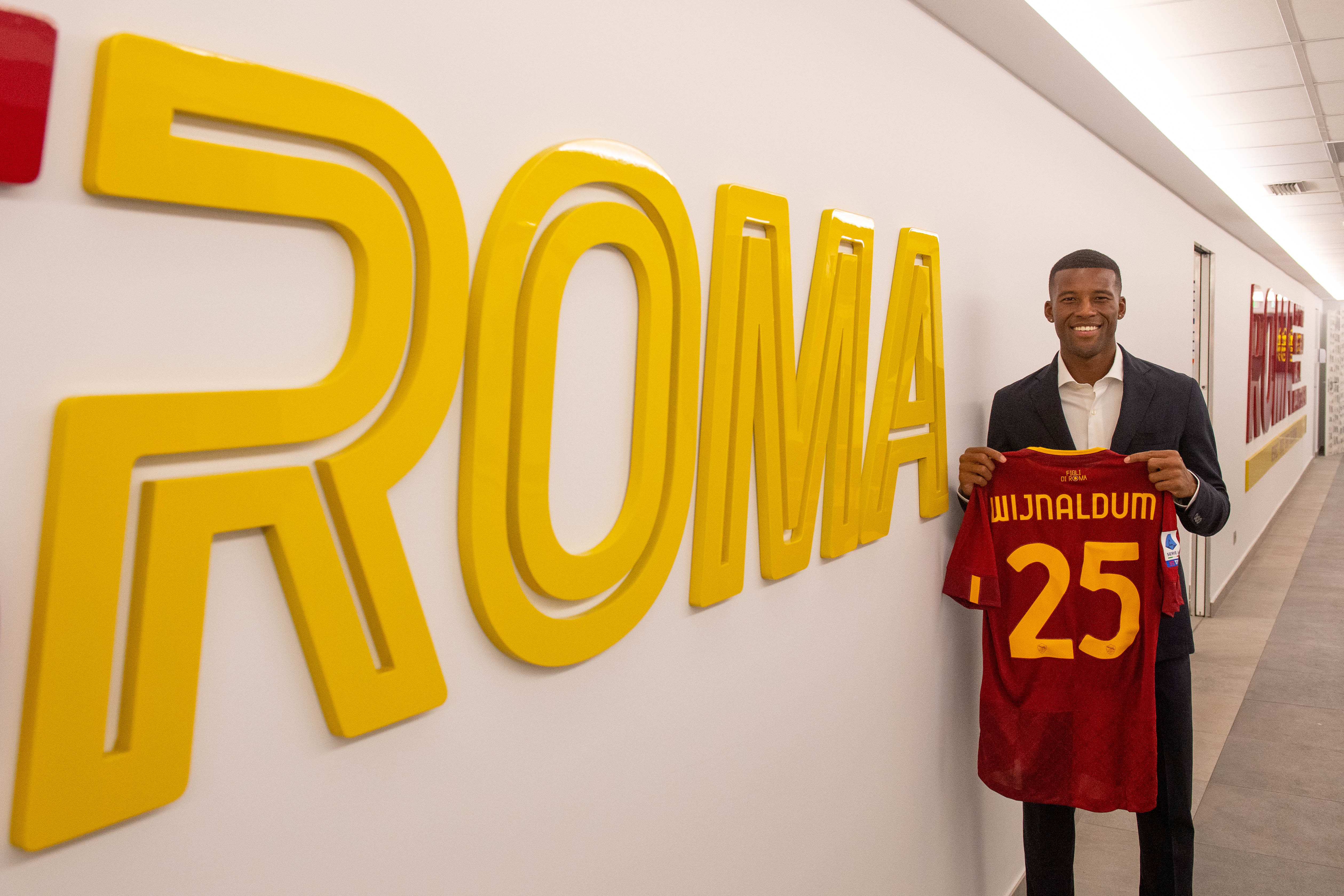 Wijnaldum posa con la maglia numero 25