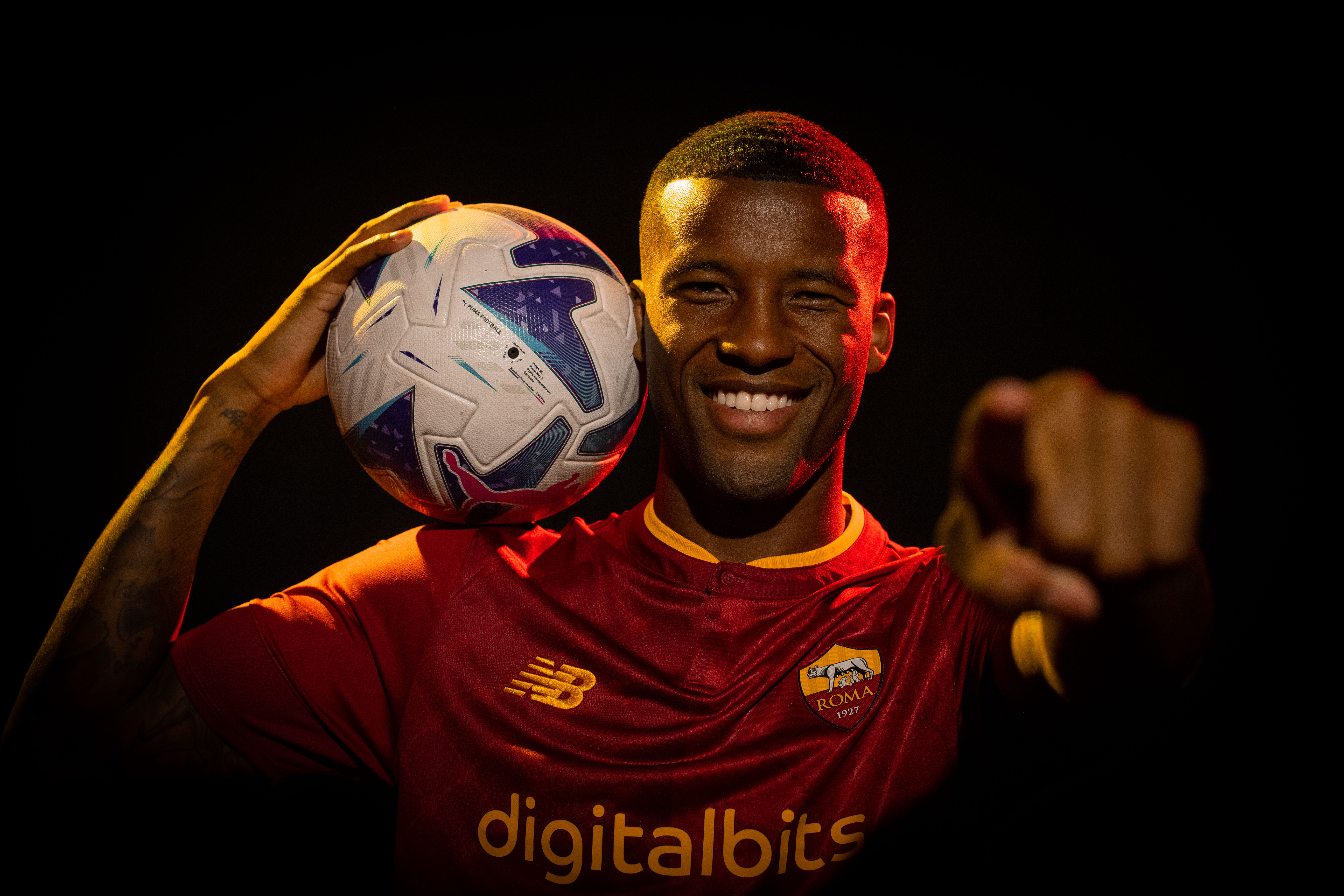 Wijnaldum con il pallone e la maglia della Roma