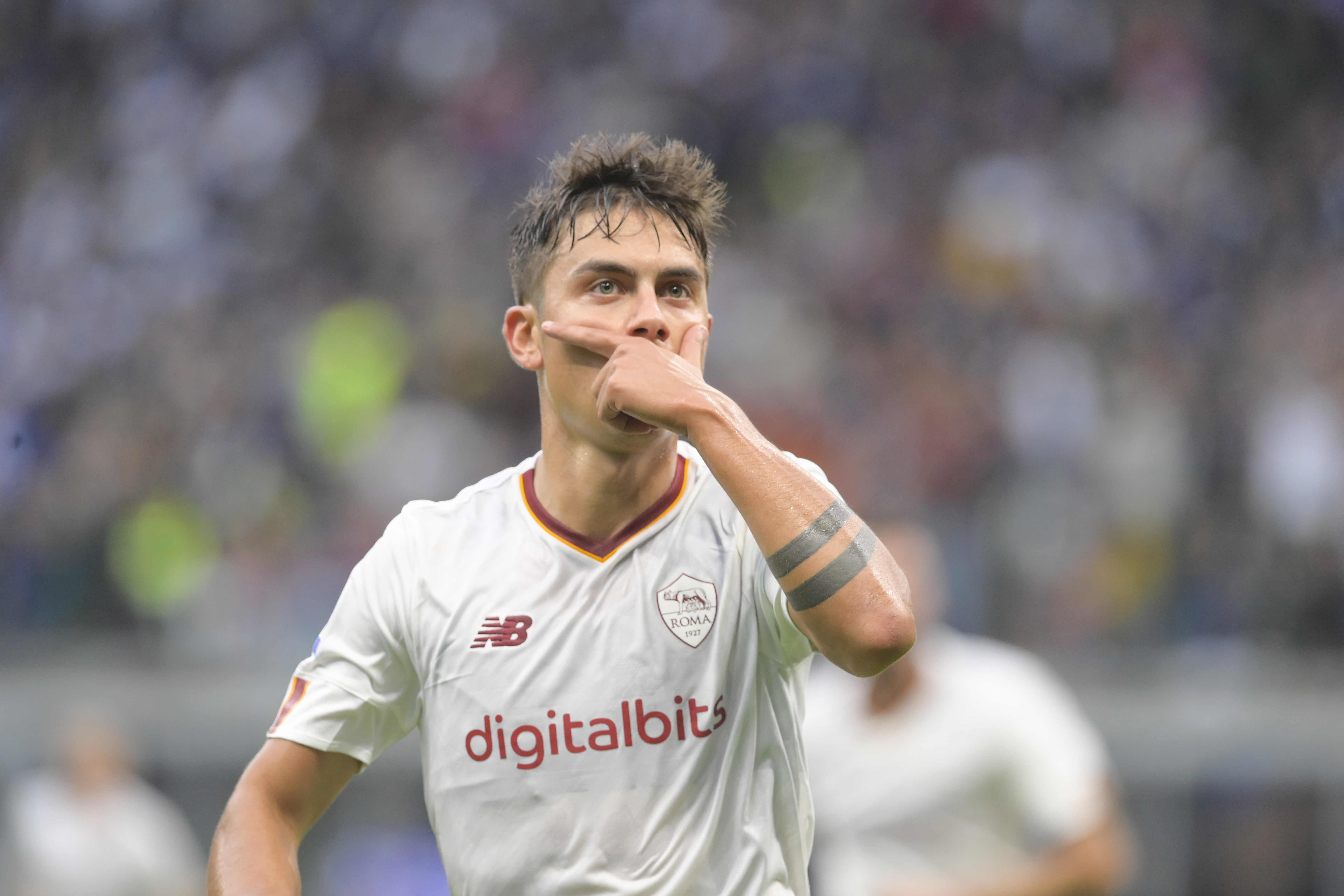 L\'esultanza di Dybala dopo il gol del pareggio