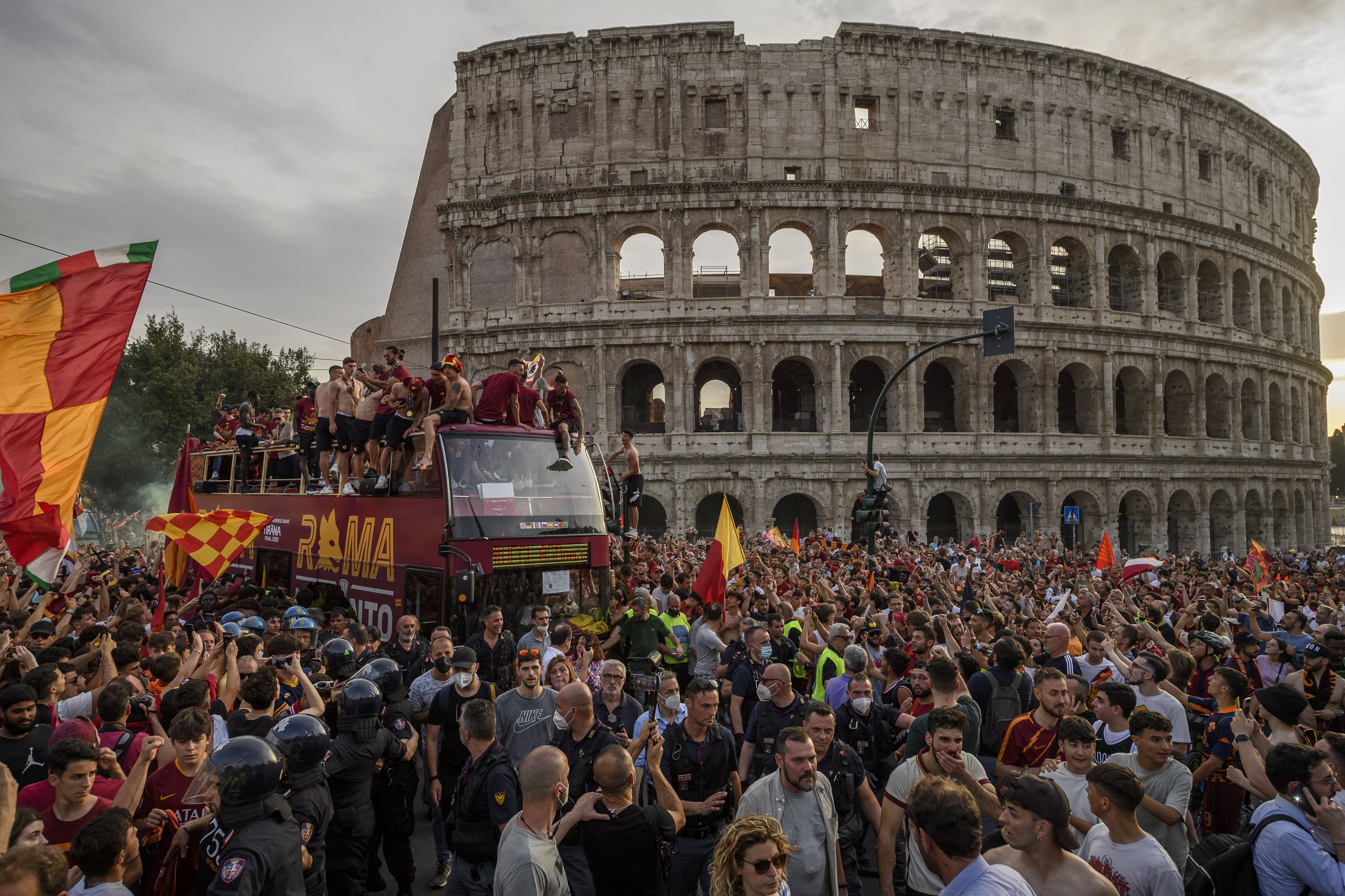 La festa della Roma davanti al Colosseo