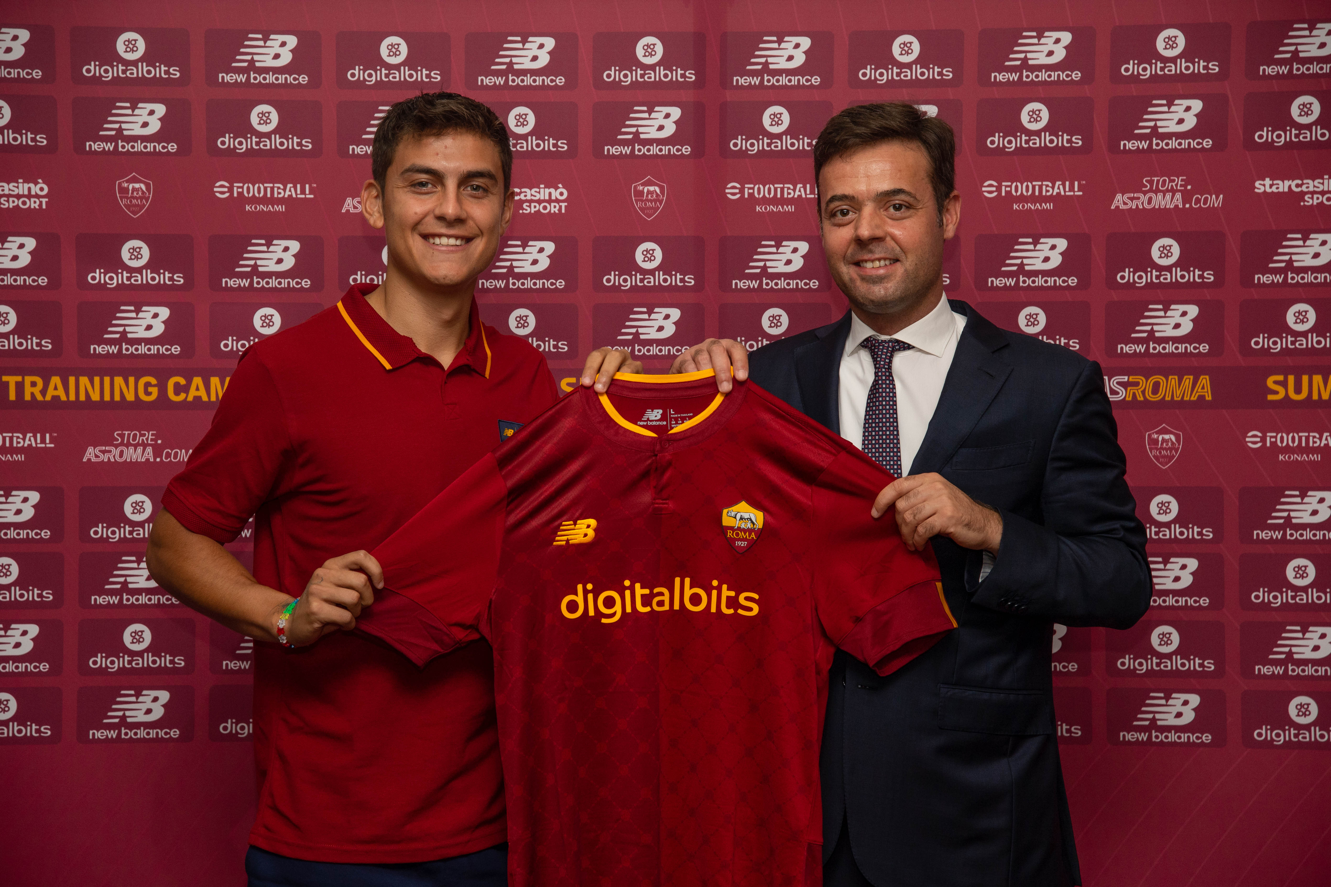 Paulo Dybala e Tiago Pinto con la maglia della Roma (AS Roma via Getty Images)