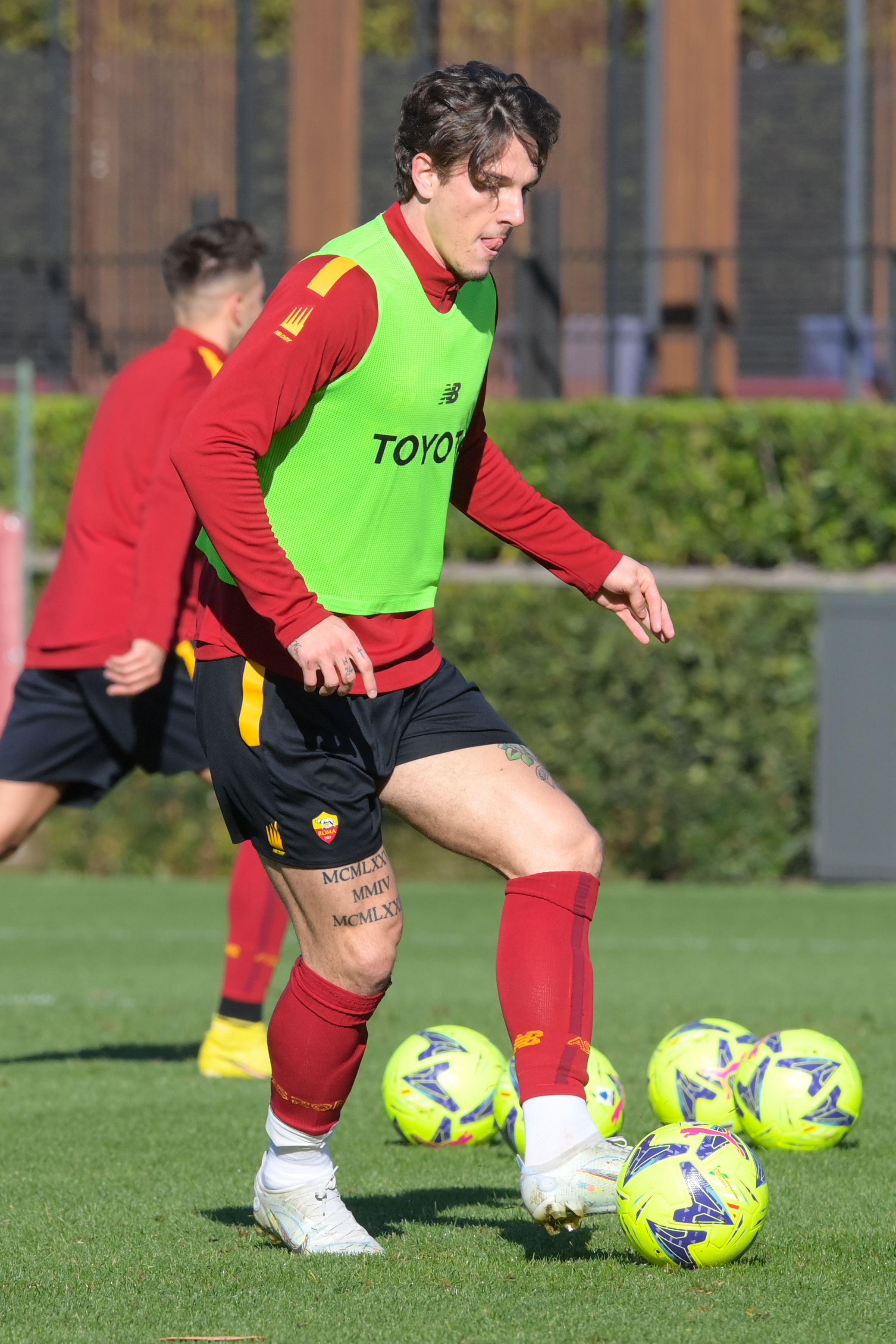 Nicolò Zaniolo con palla al piede