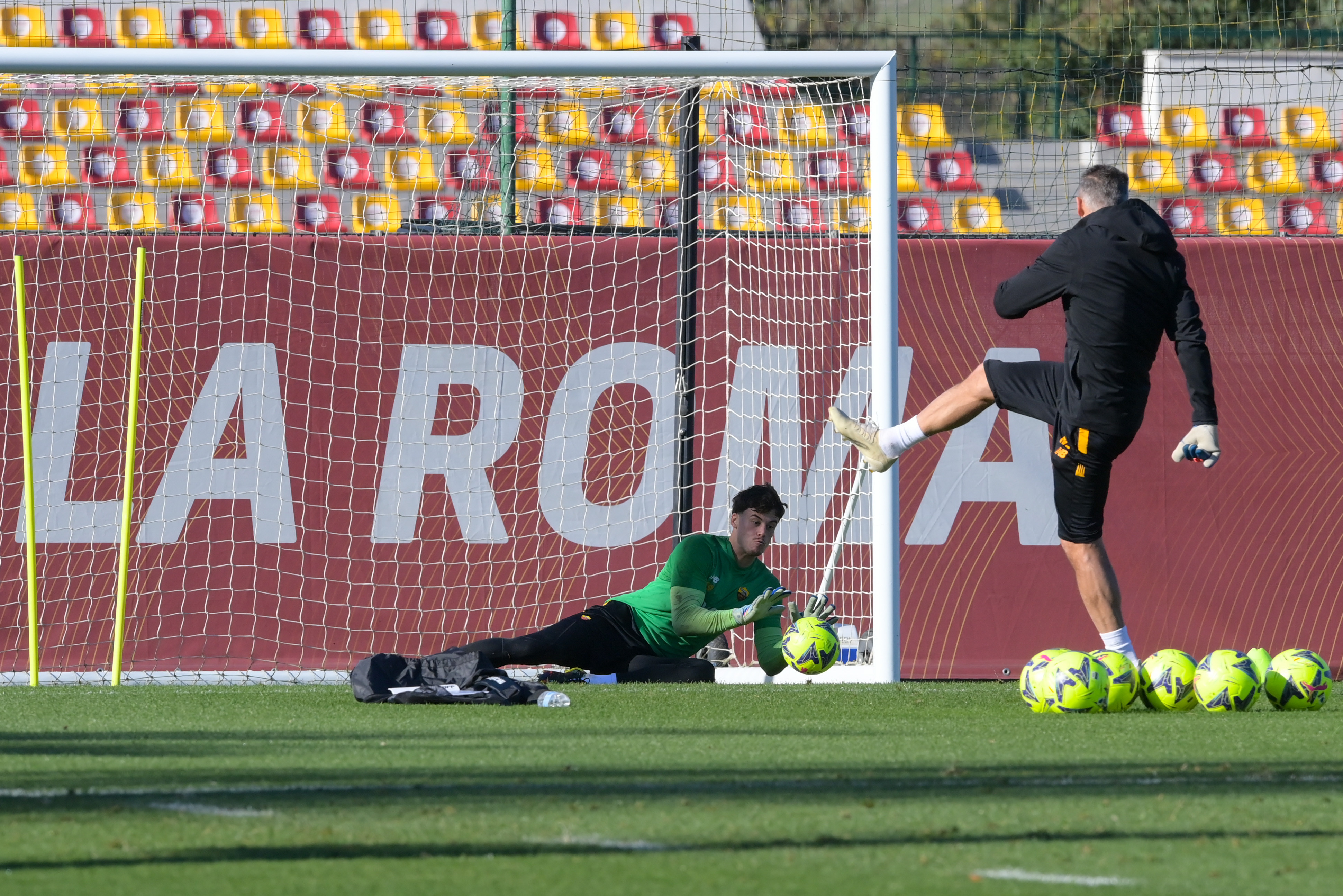 Mile Svilar si allena col preparatore dei portieri 