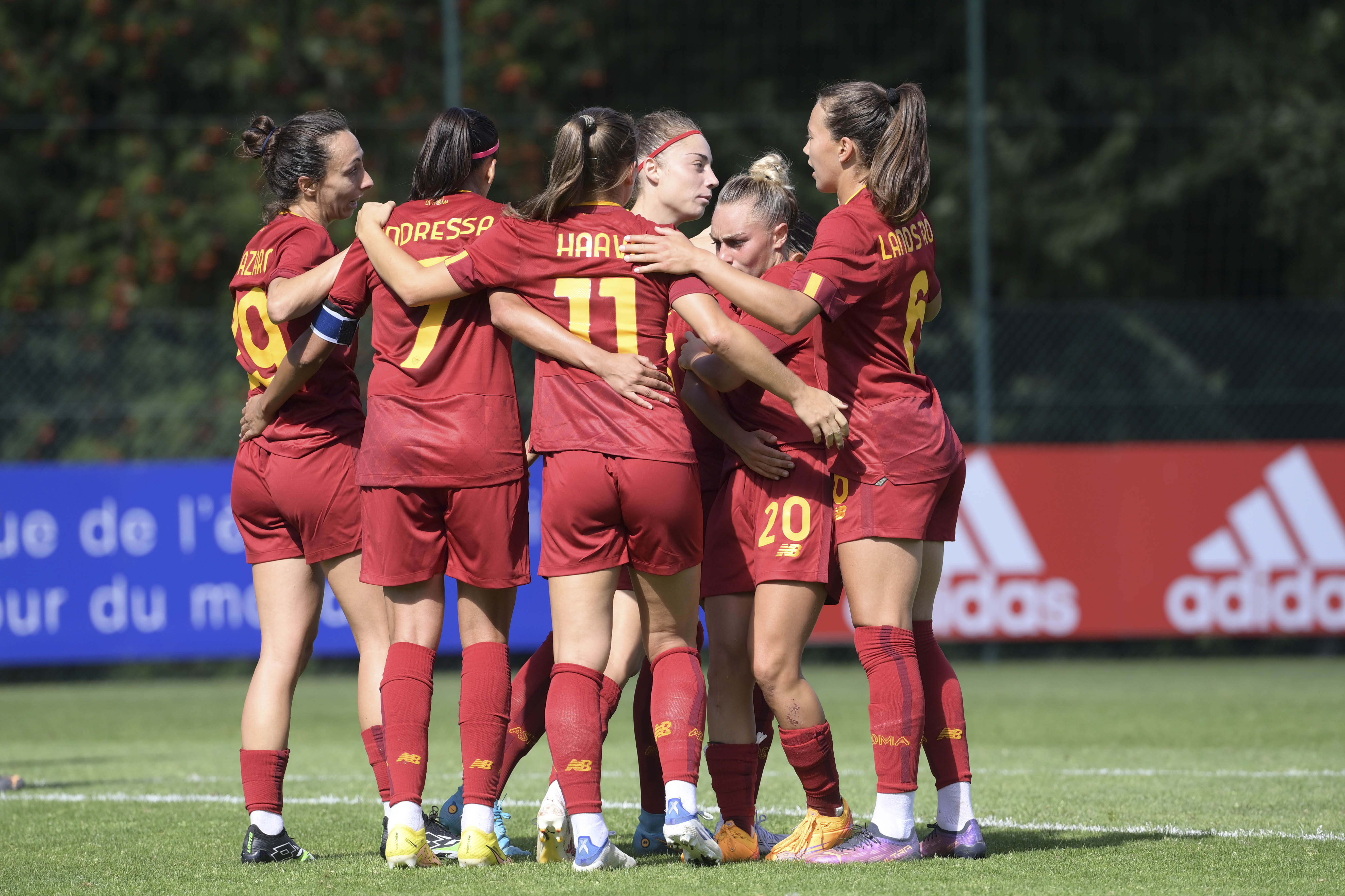 L\'esultanza della Roma per il gol 