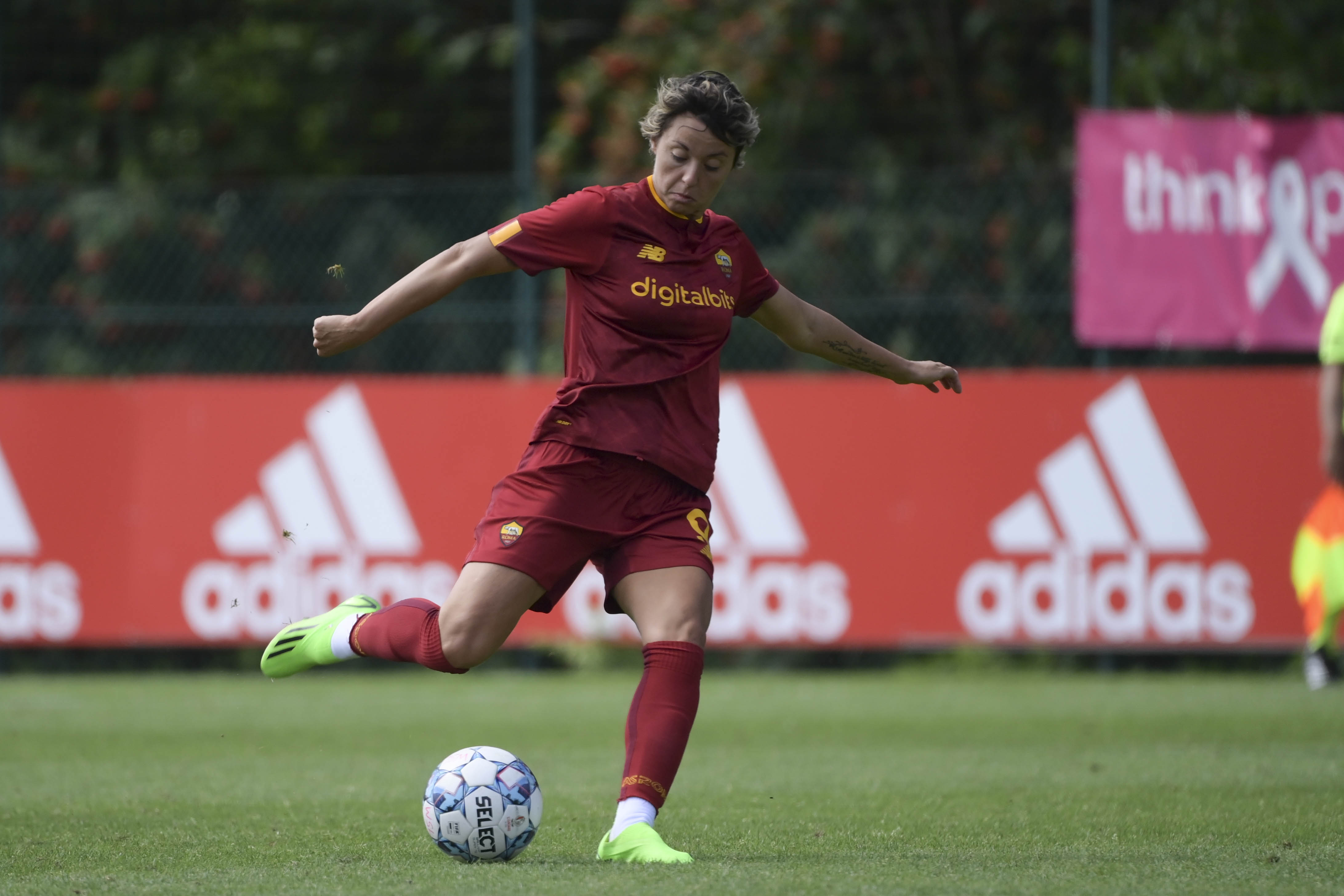 Valentina Giacinti calcia il pallone