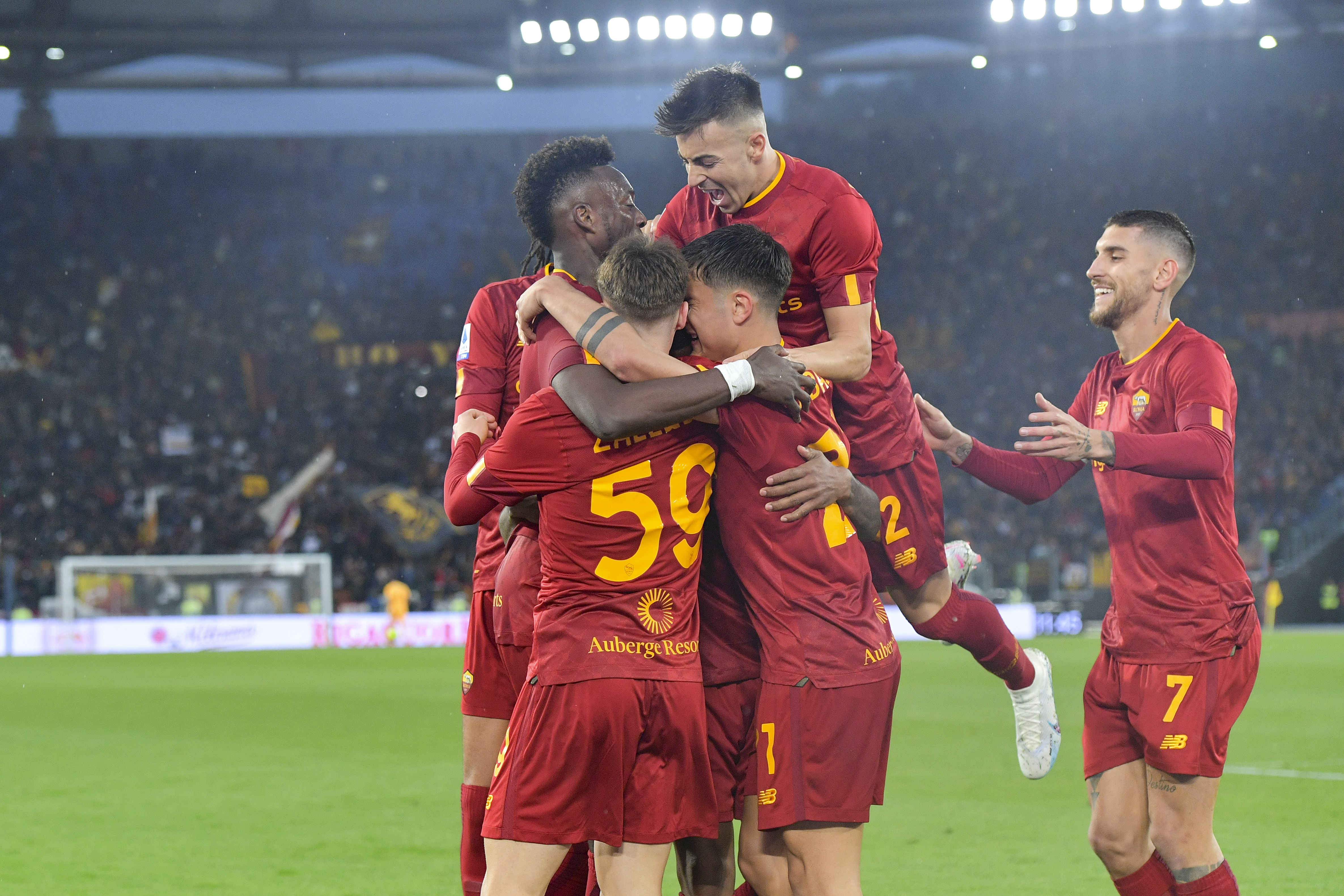 Esultanza della Roma dopo il gol di Wijnaldum