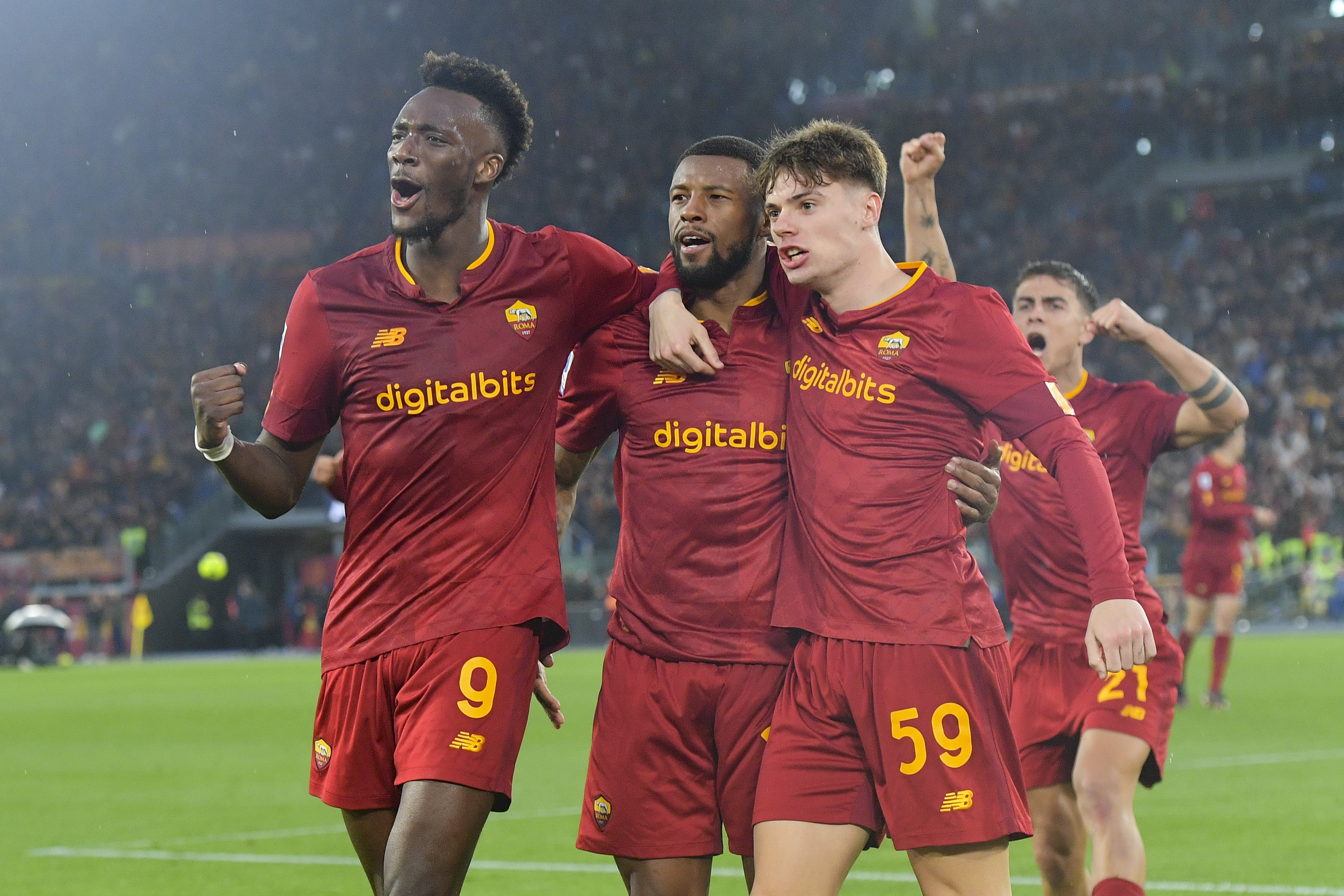 Esultanza della Roma dopo il gol di Wijnaldum