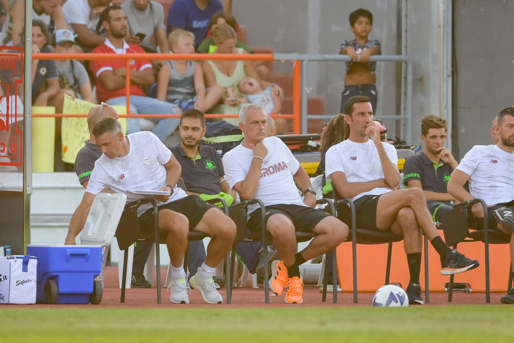 Josè Mourinho osserva la partita (As Roma via Getty Images)