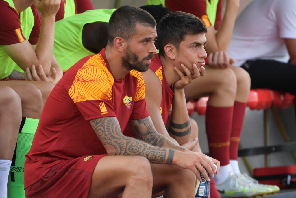 Paulo Dybala insieme a Leonardo Spinazzola in panchina (As Roma via Getty Images)