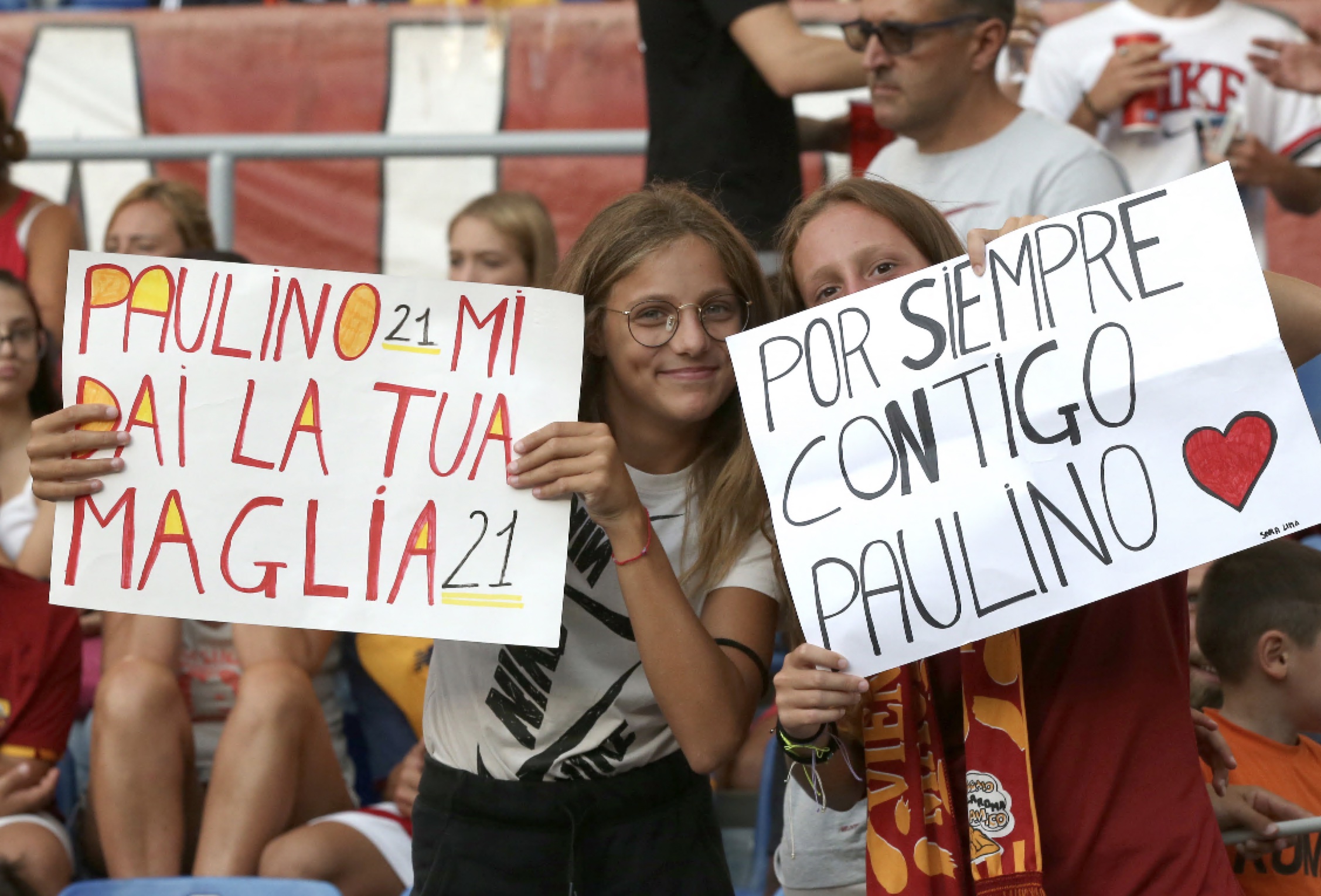 Due tifosi che dedicano dei cartelli a Dybala