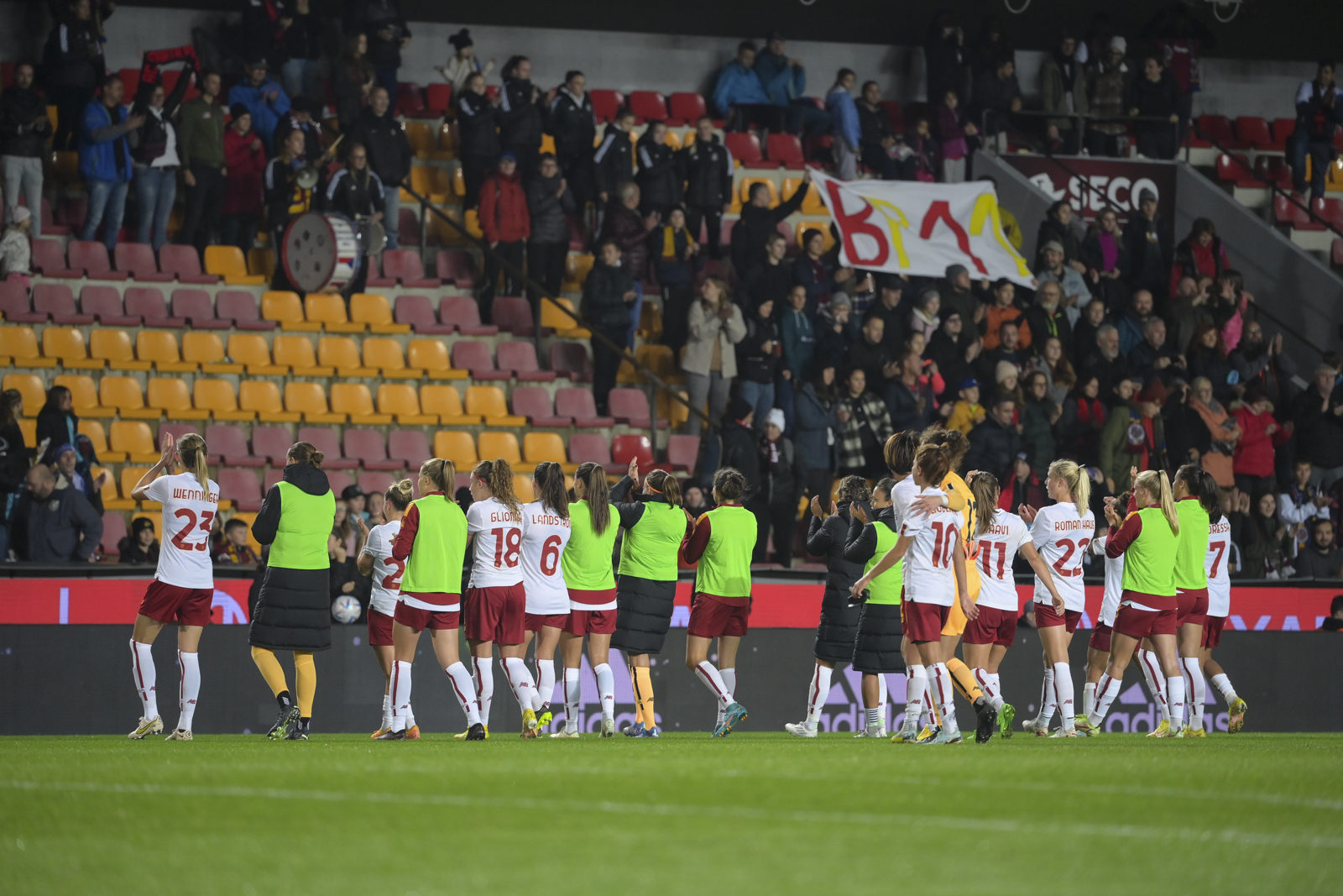 La squadra ringrazia i tifosi in trasferta