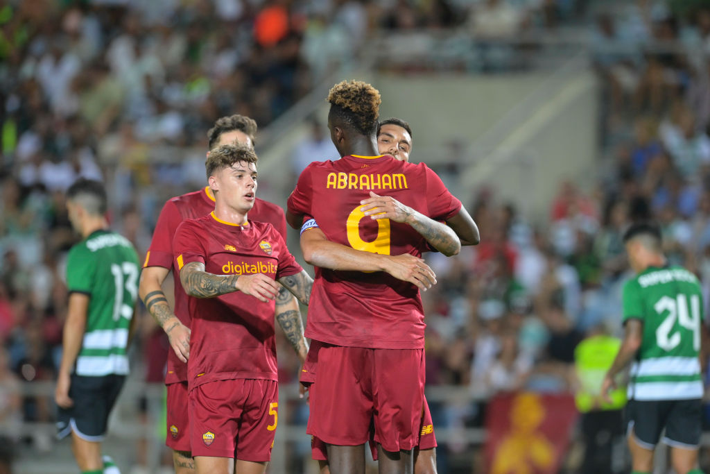 Zalewski, Abraham e Pellegrini esultano per il gol del 2-2 (As Roma via Getty Images)
