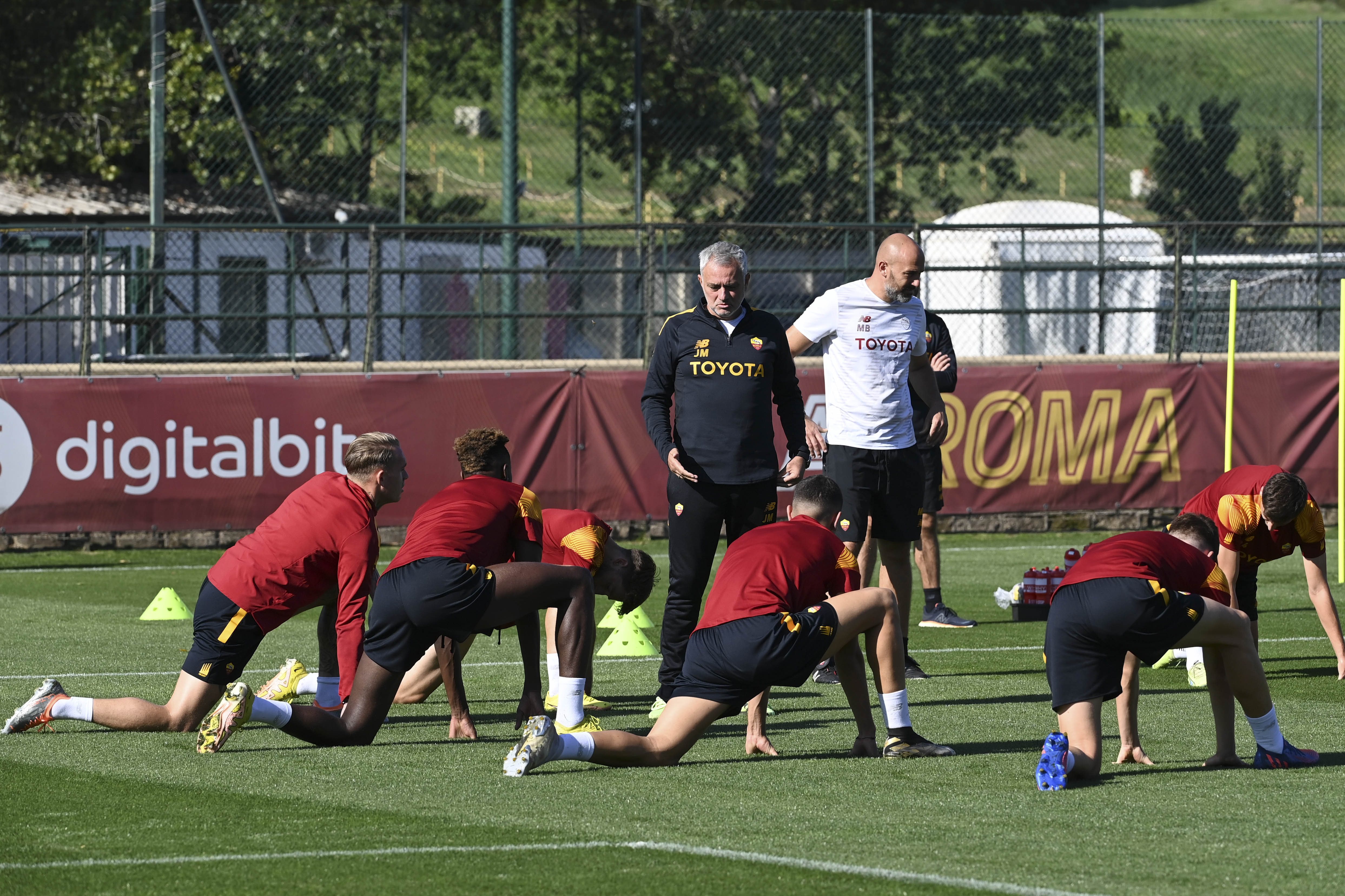 Mourinho osserva l\'allenamento 