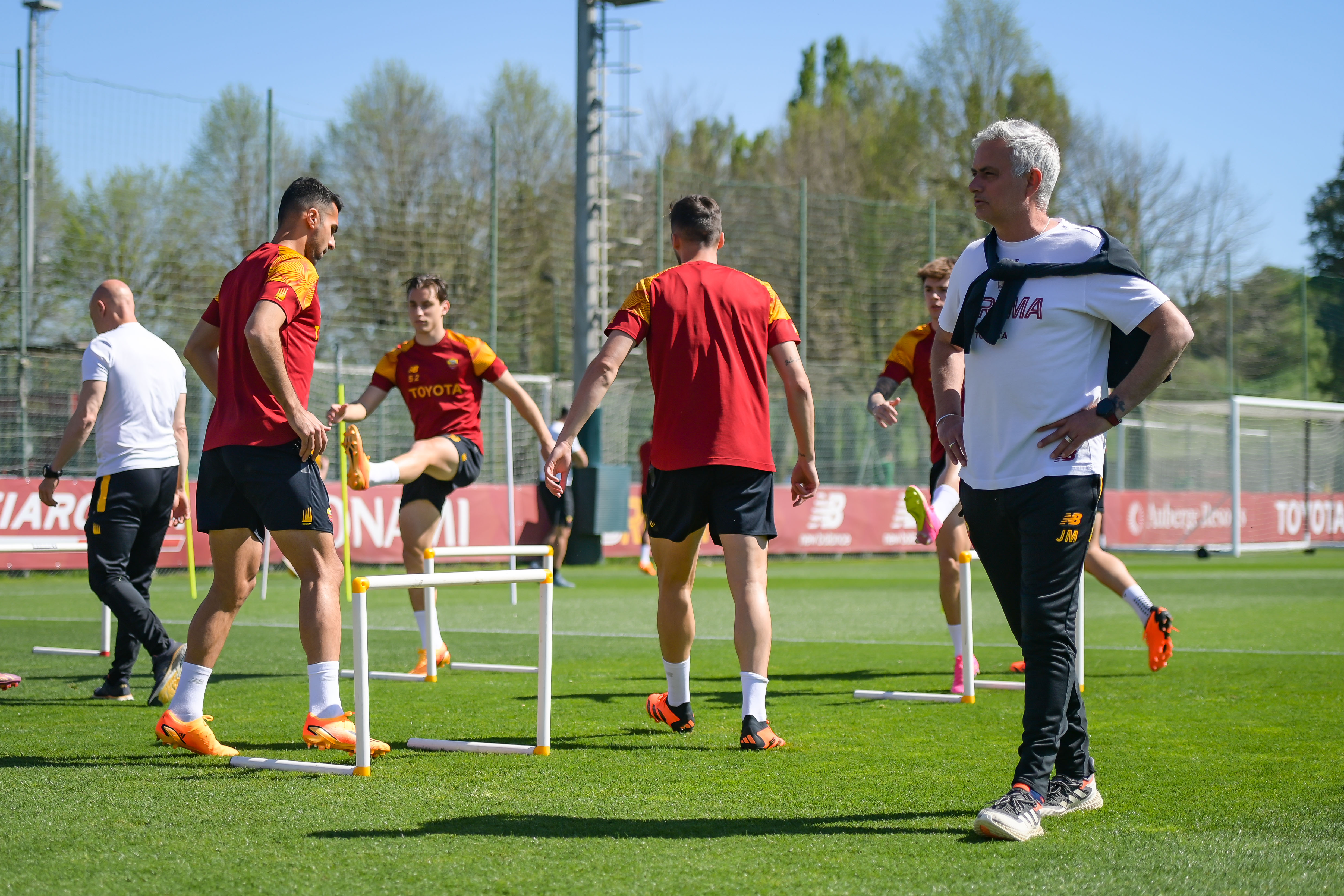 Mourinho e i calciatori in campo