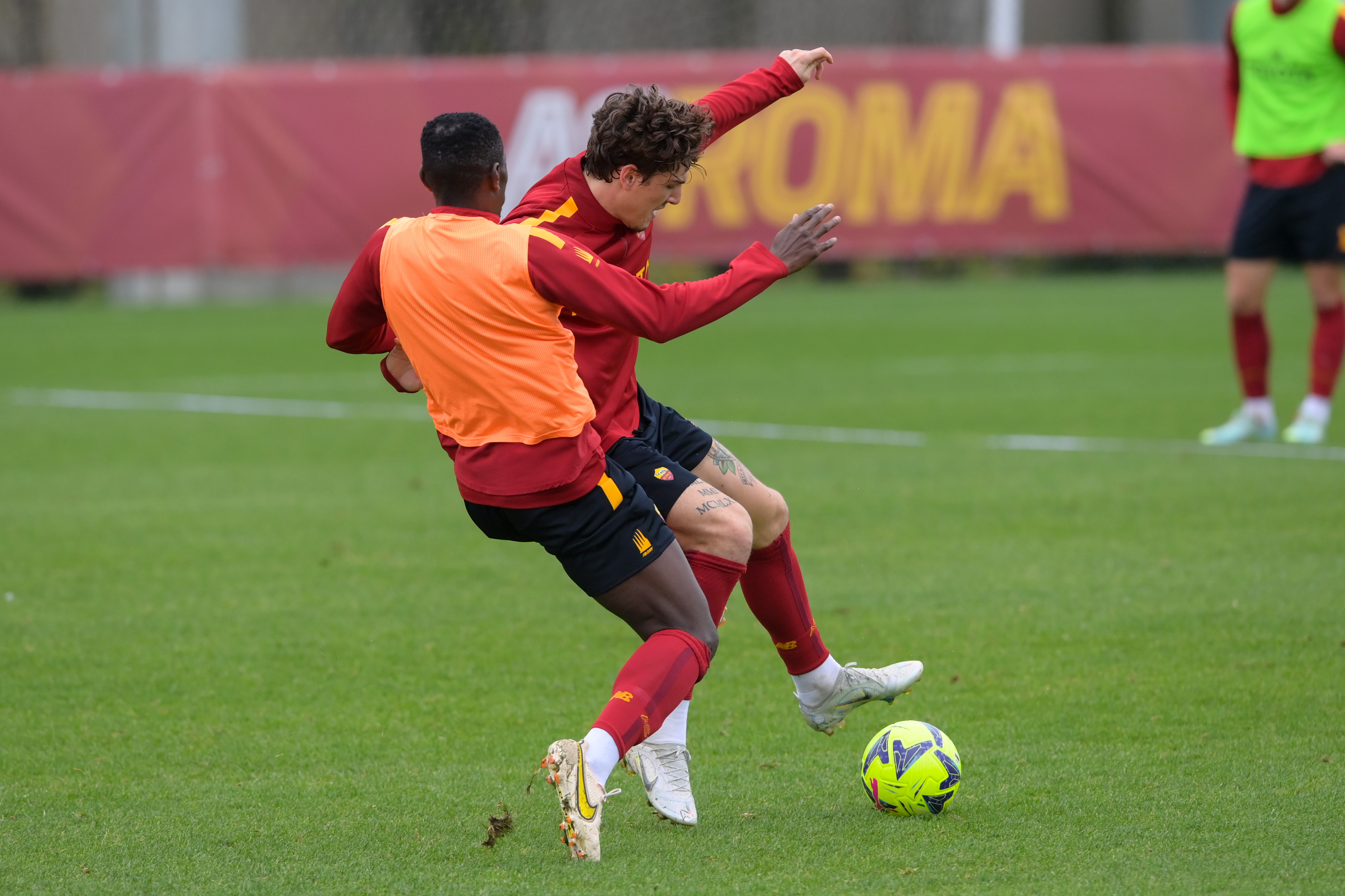 Nicolò Zaniolo duella con Mady Camara