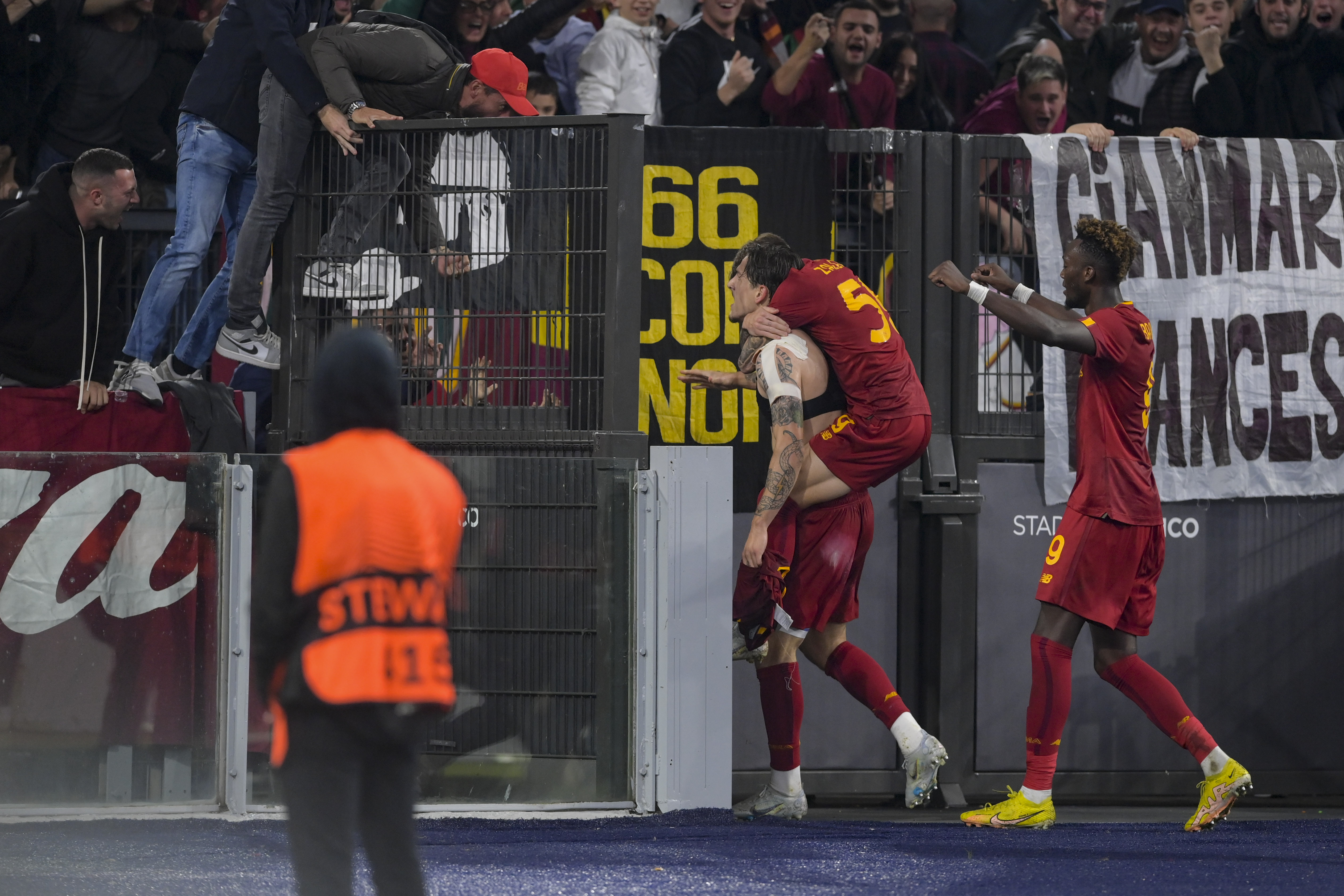 Zaniolo sotto la Curva Sud