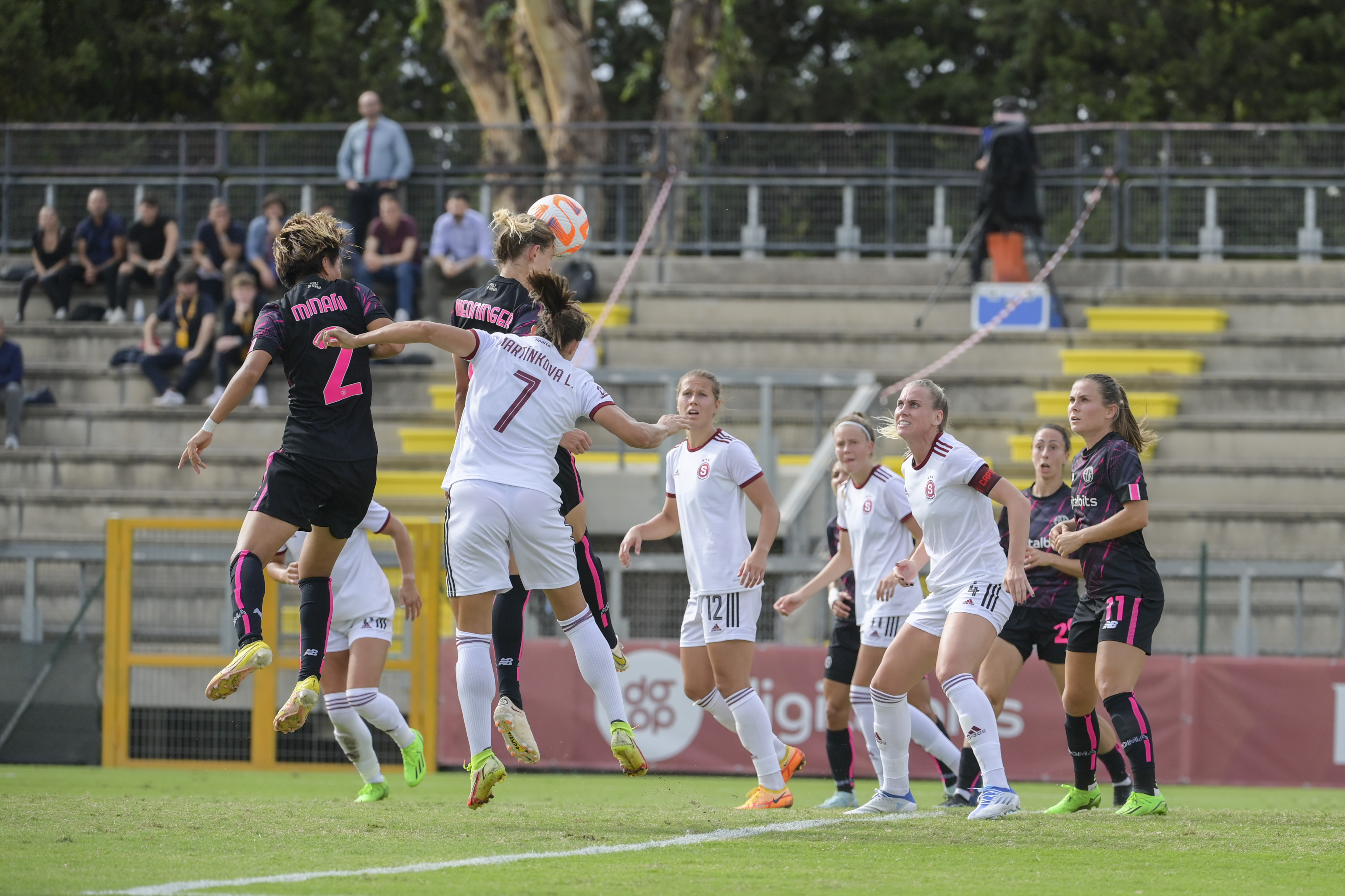 Stacco di testa di Wenninger (As Roma via Getty Images)