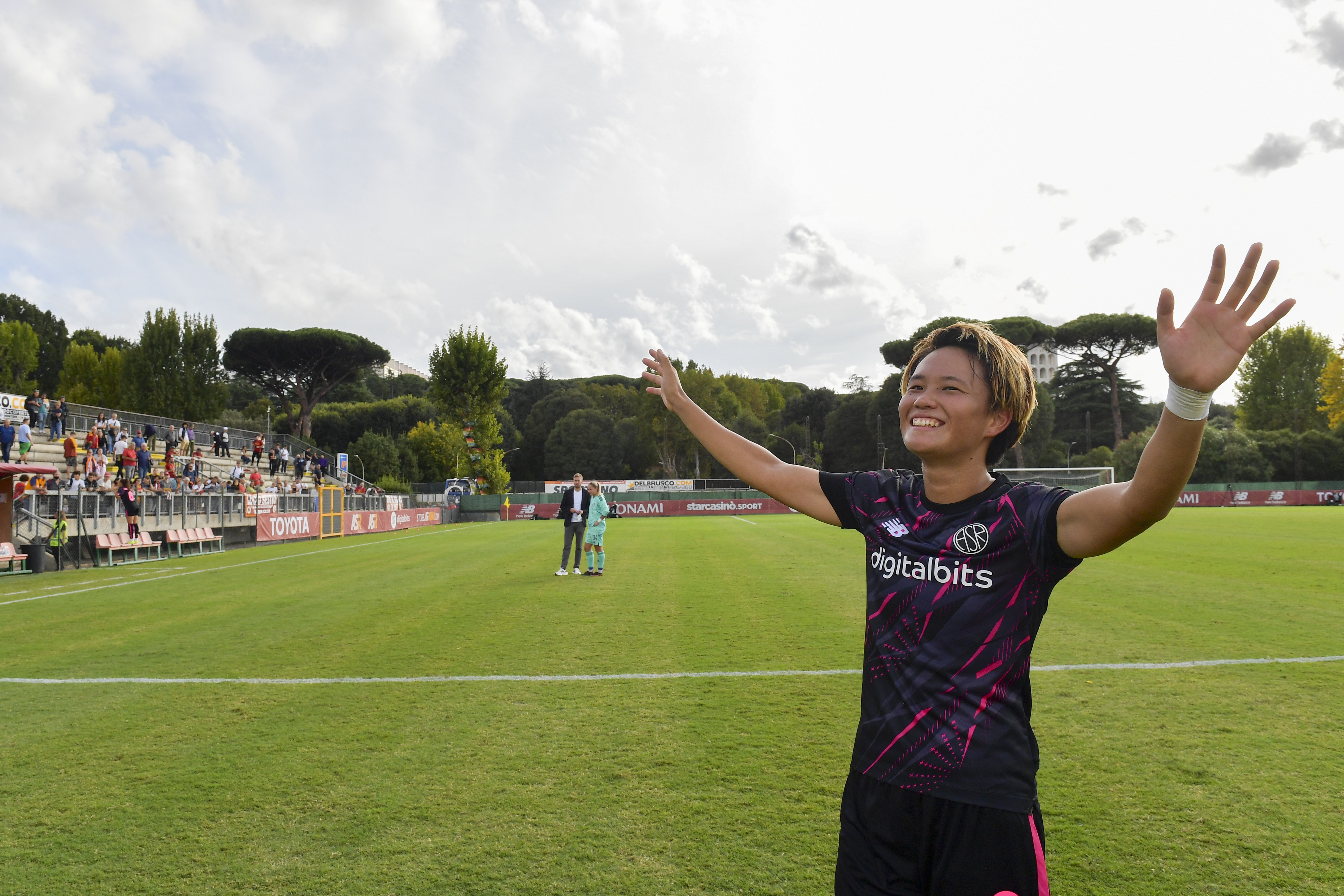 Minami sotto i tifosi (As Roma via Getty Images)