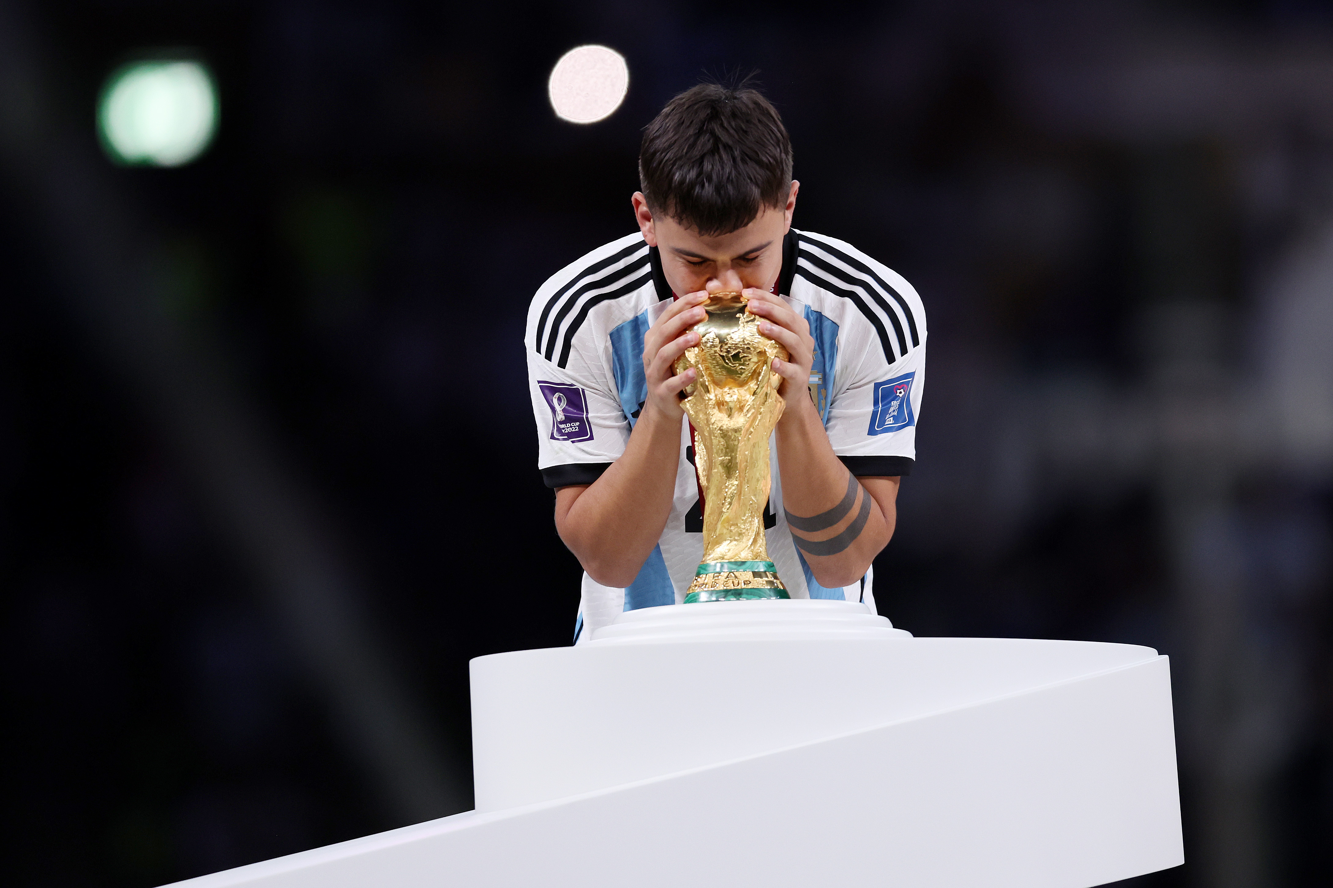 Dybala bacia la Coppa del Mondo appena vinta