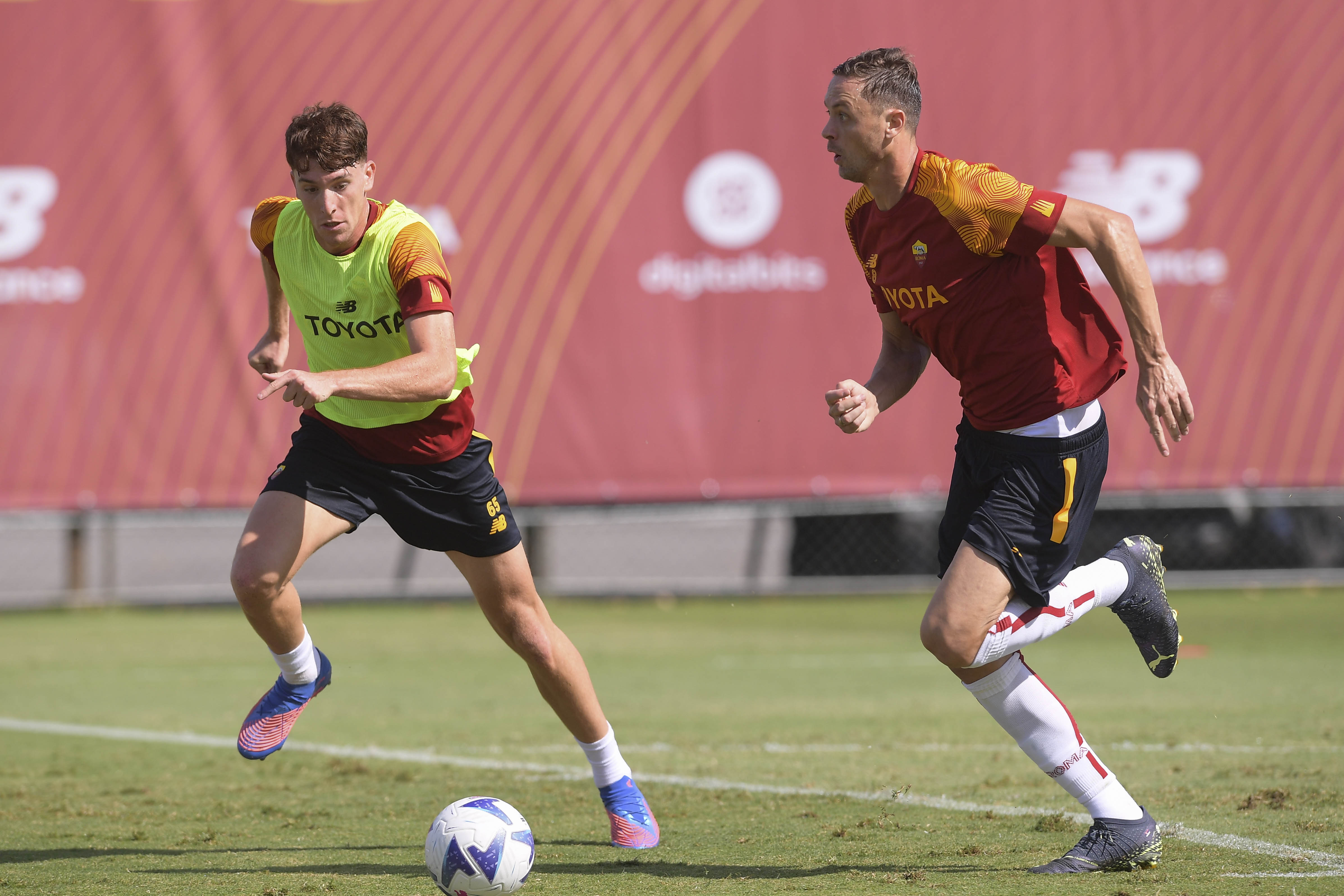 Filippo Tripi rincorre Matic (As Roma via Getty Images)