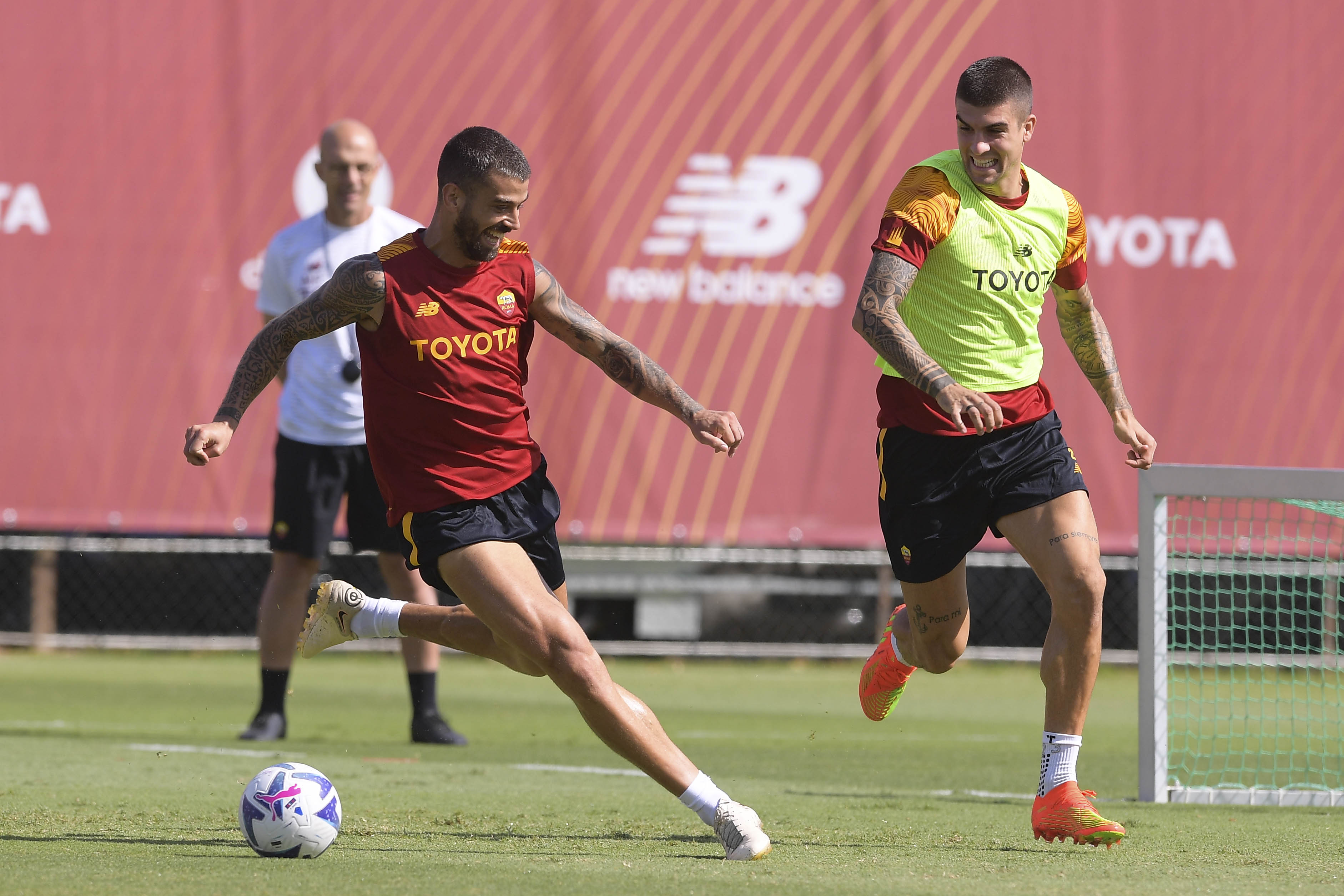 Leonardo Spinazzola e Gianluca Mancini in azione (As Roma via Getty Images)