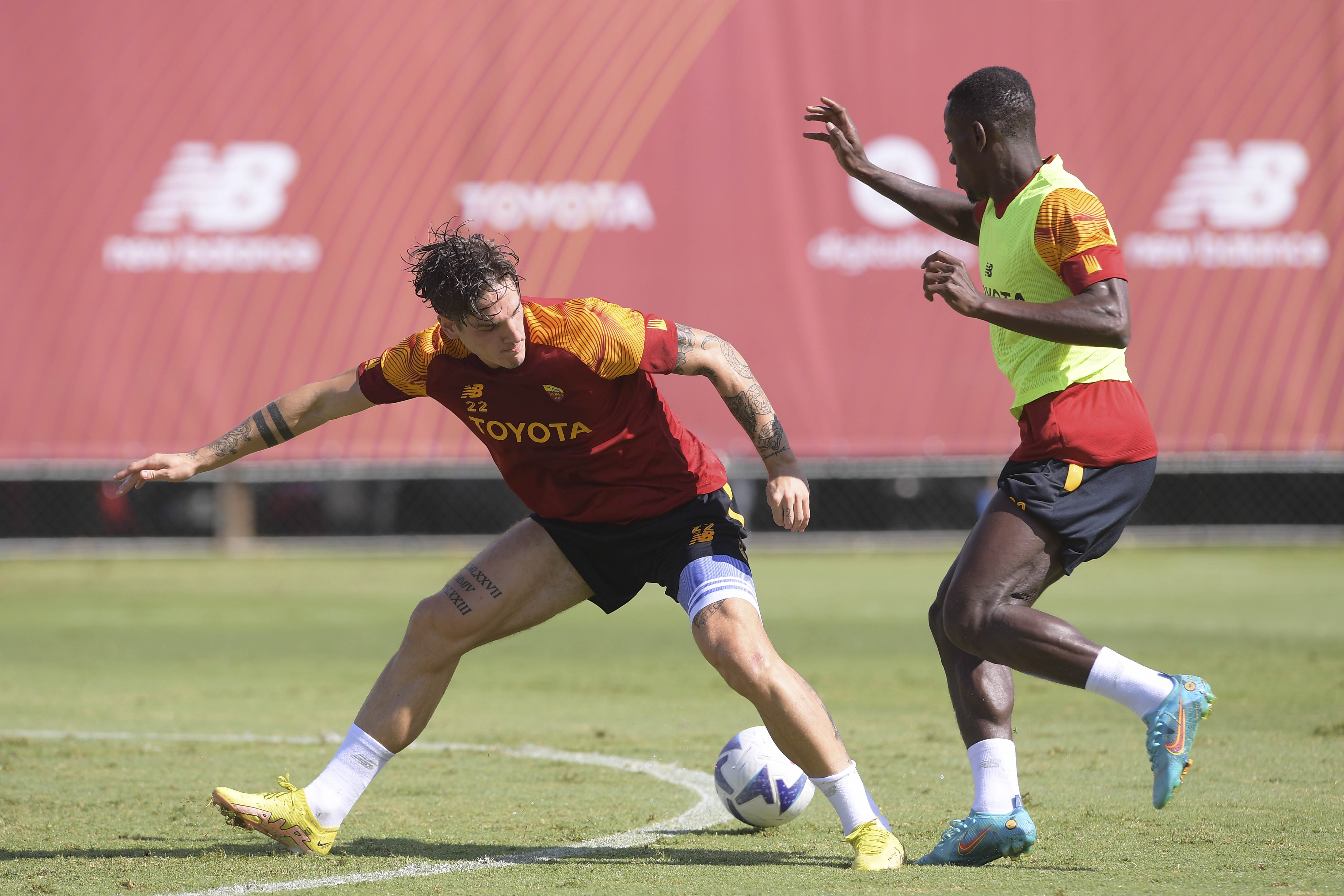 Nicolò Zaniolo contro Mady Camara (As Roma via Getty Images)