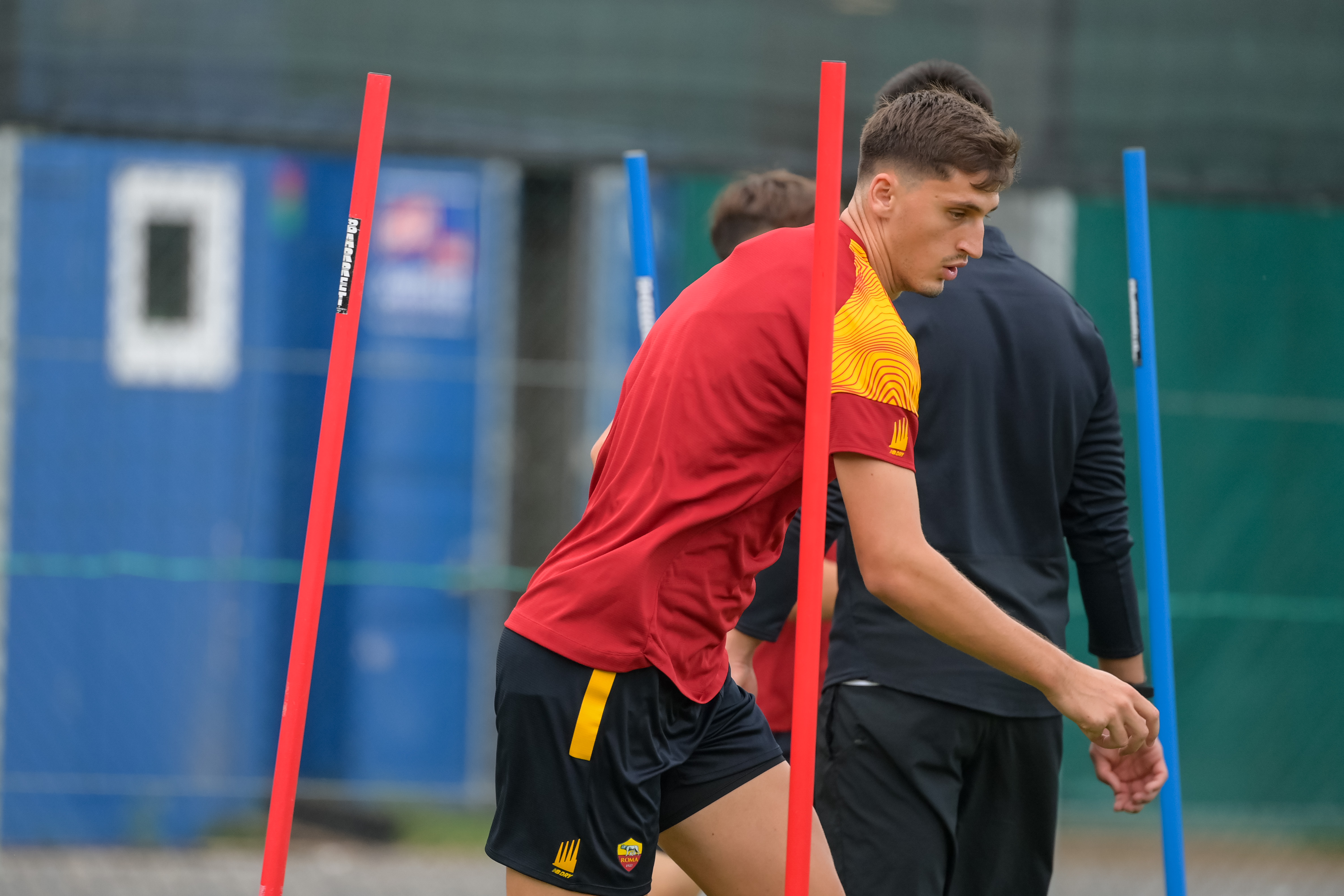 Kumbulla fa slalom tra dei pali