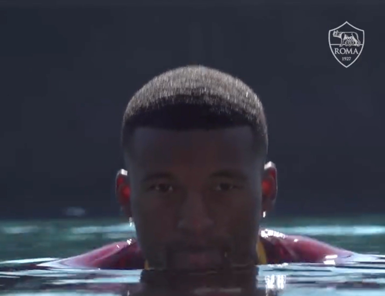 Wijnaldum nel video dell'annuncio del club giallorosso