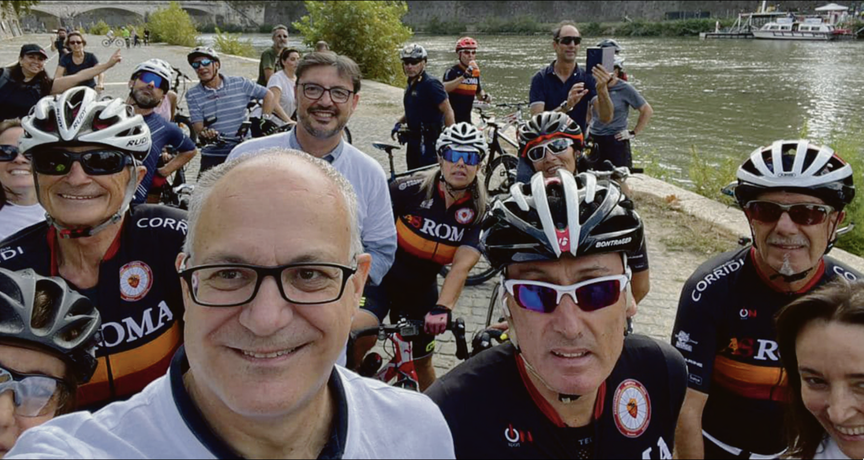 Gualtieri e l'As Roma Ciclismo sulla pista sul Tevere
