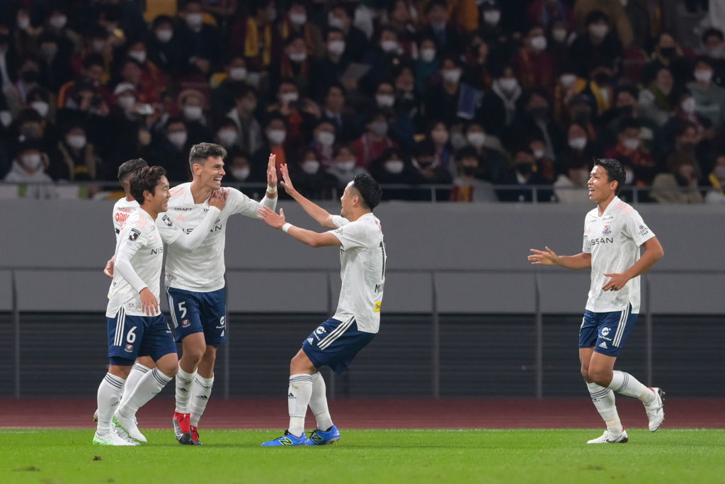 Lo Yokohama esulta dopo un gol