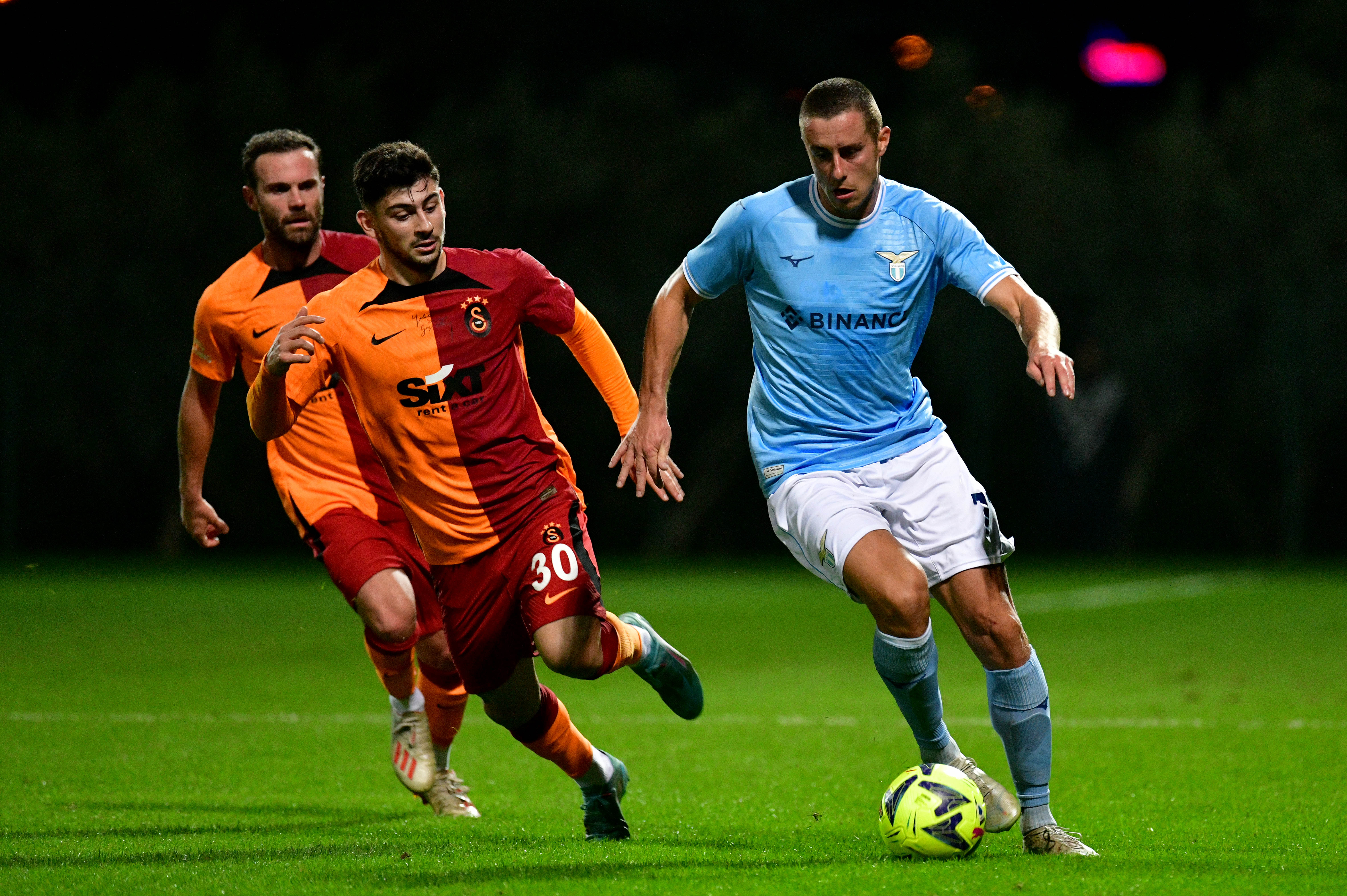 Yusuf Demir in campo con la maglia del Galatasaray