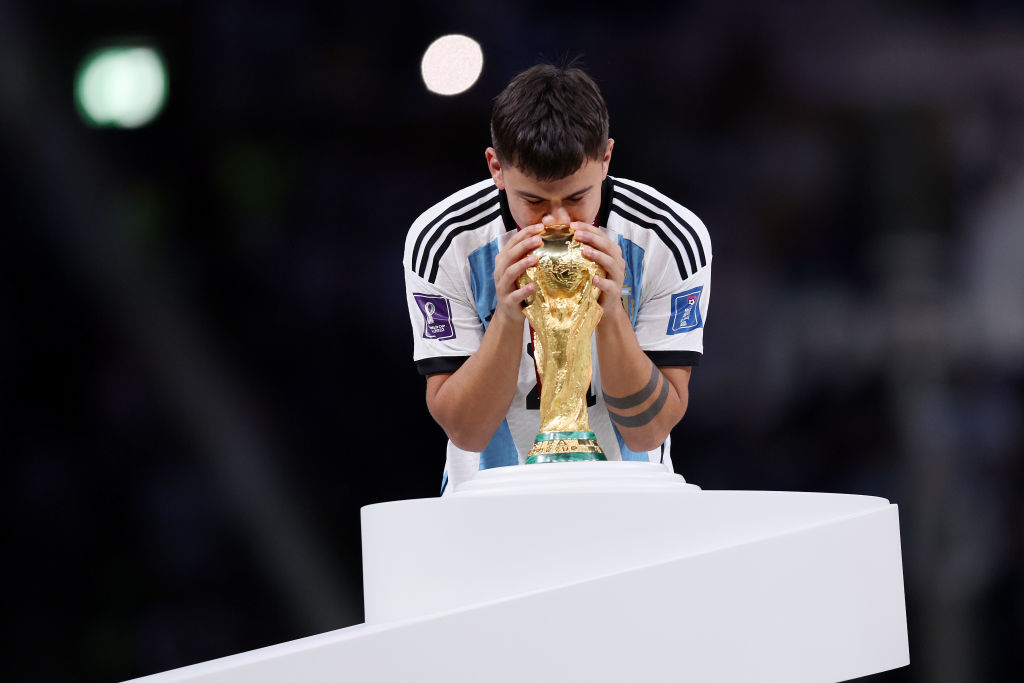 Foto di Dybala con la coppa del mondo