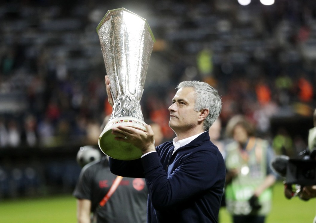 Mourinho con l'Europa League nel 2017