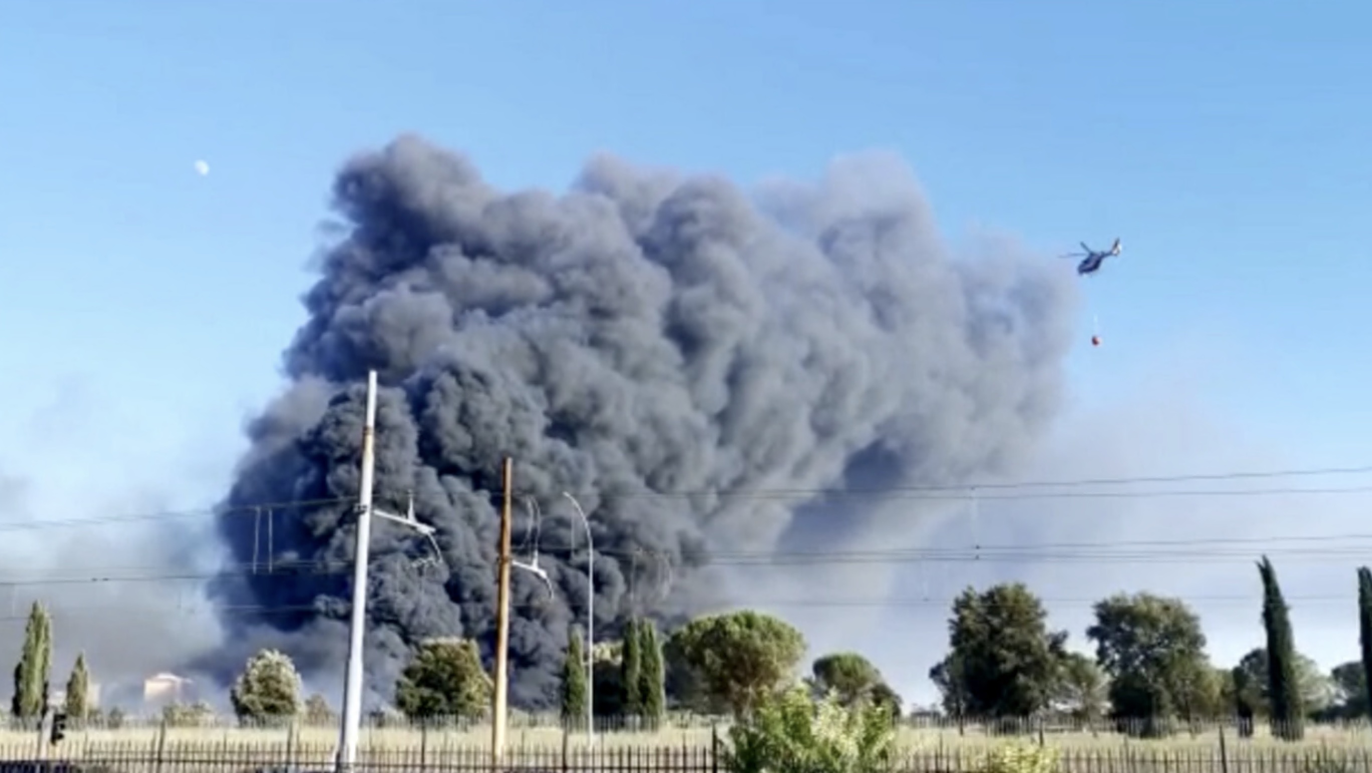 L'incendio scoppiato in zona Centocelle a Roma