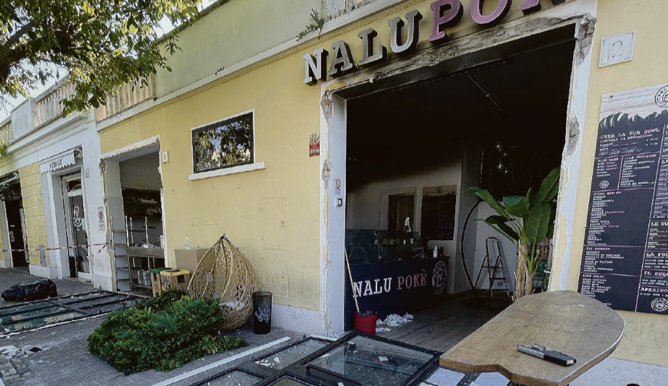 Il ristorante Nalu Pokè dopo l’incendio e l’esplosione che ha distrutto anche le vetrine