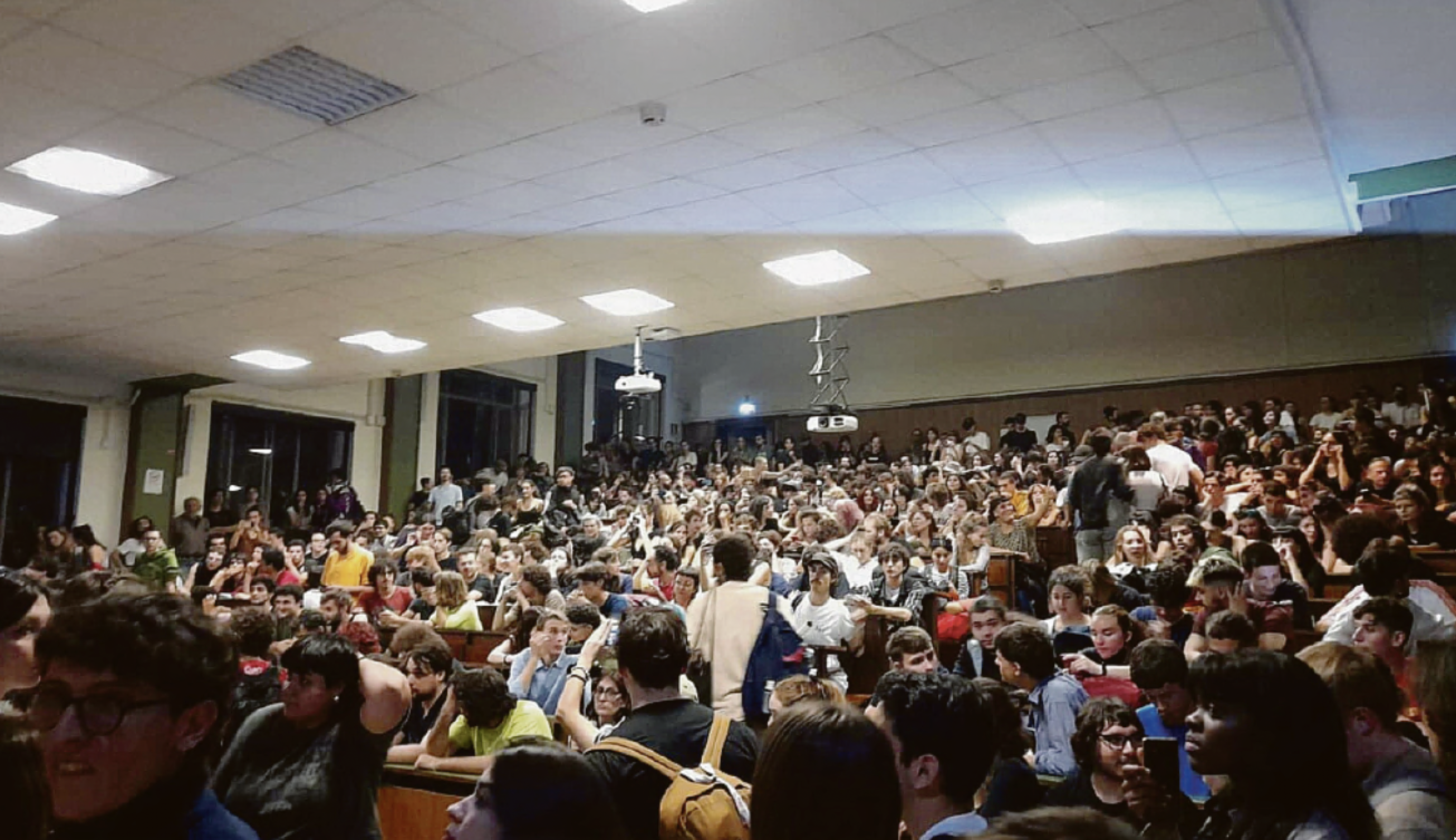 Una delle aule di Scienze Politiche occupate ieri dagli studenti a La Sapienza. Caos dopo gli scontri dei giorni scorsi con le forze dell’ordine per un convegno