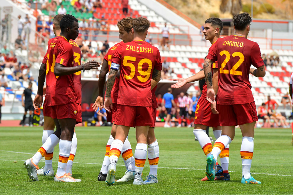 I giocatori della Roma esultano dopo il gol del 2-0 di Zaniolo al Sunderland