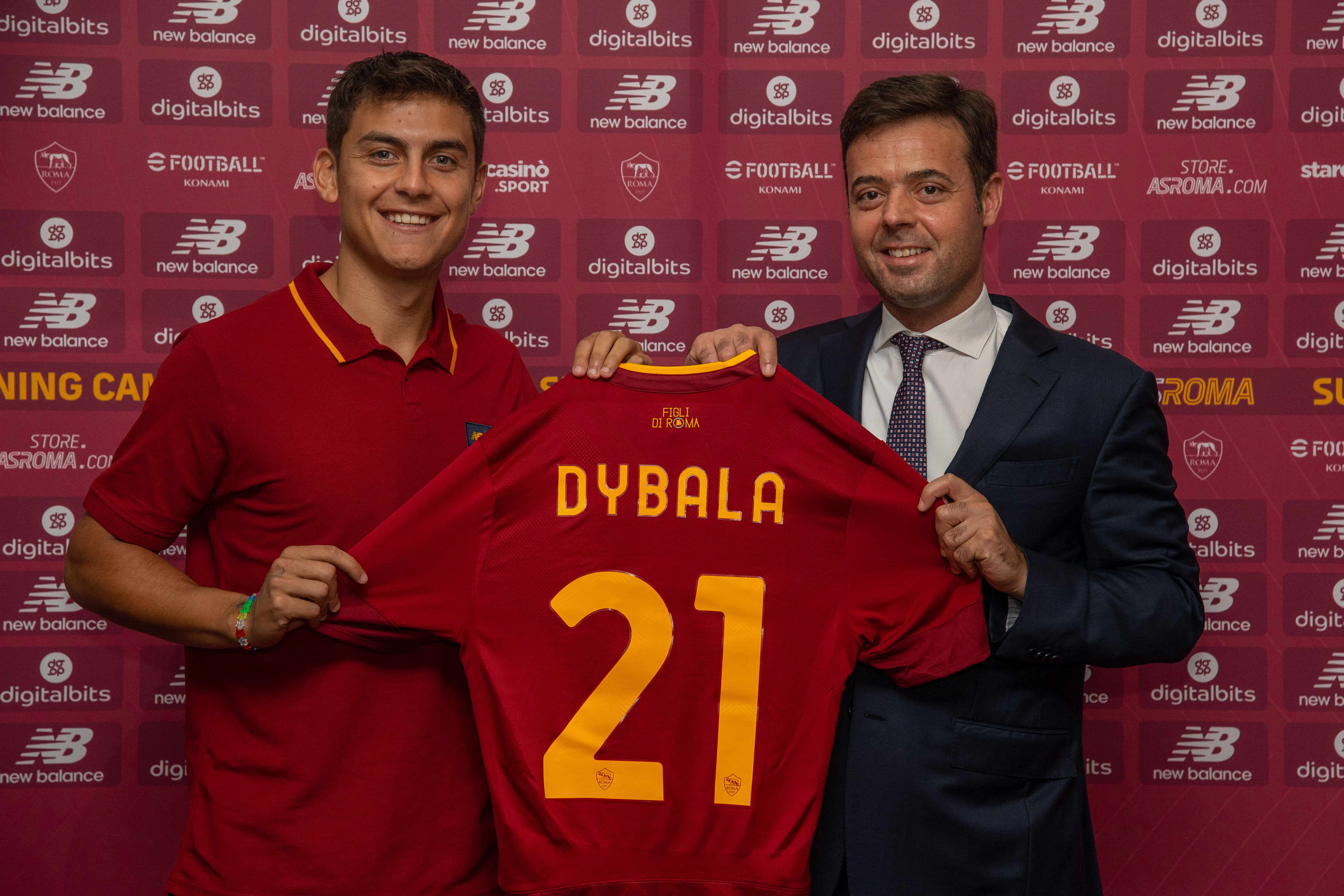 Paulo Dybala in posa con Pinto e la maglia della Roma