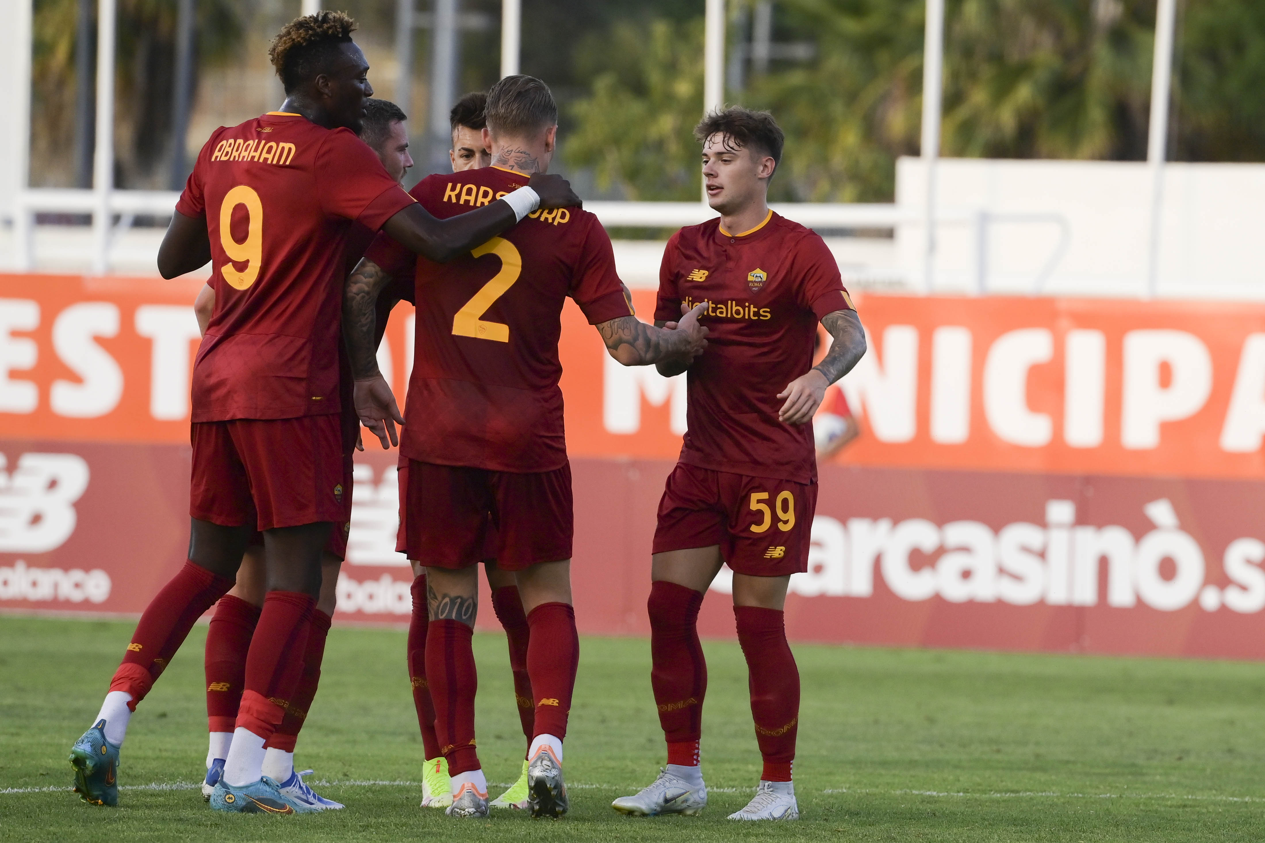 La squadra esulta dopo il gol del pareggio contro il Nizza