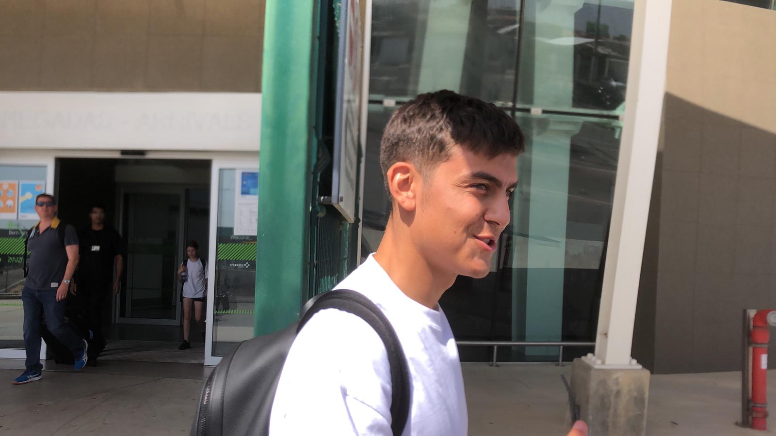 Dybala ieri, al momento del suo arrivo in Portogallo