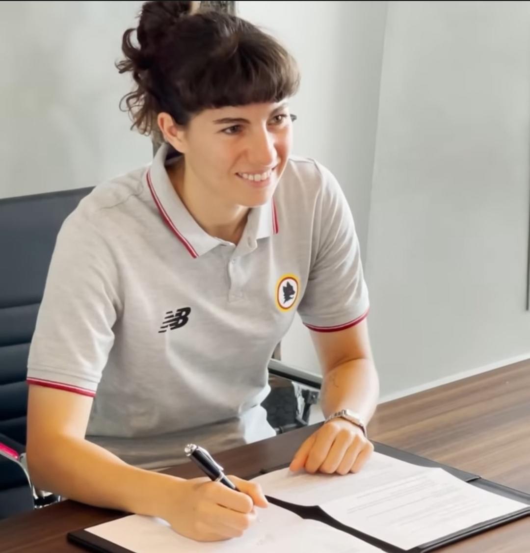 Norma Cinotti firma il suo nuovo contratto 