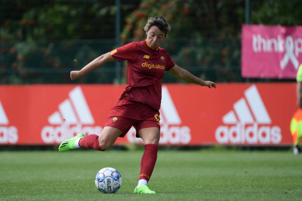 Giacinti in campo con la maglia della Roma 