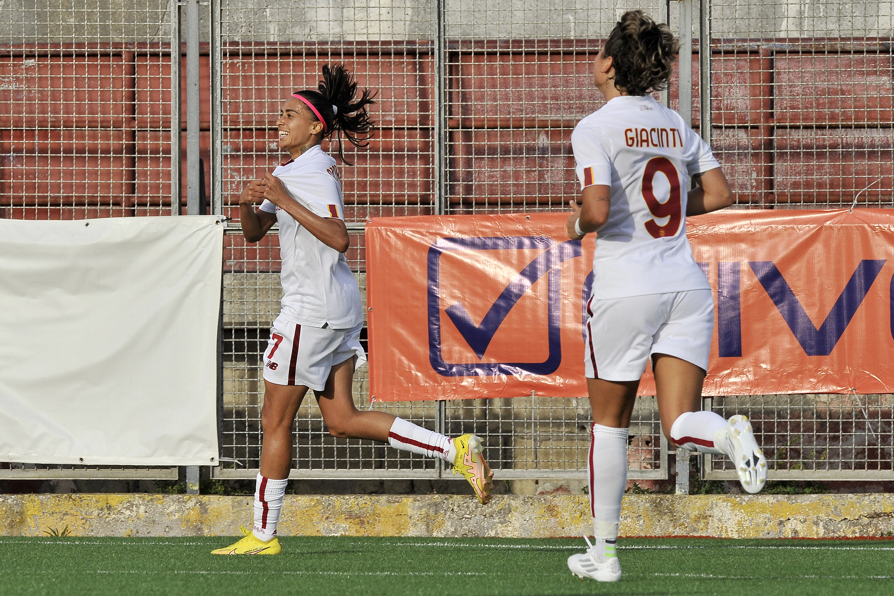 Andressa in azione con la maglia della Roma Femminile